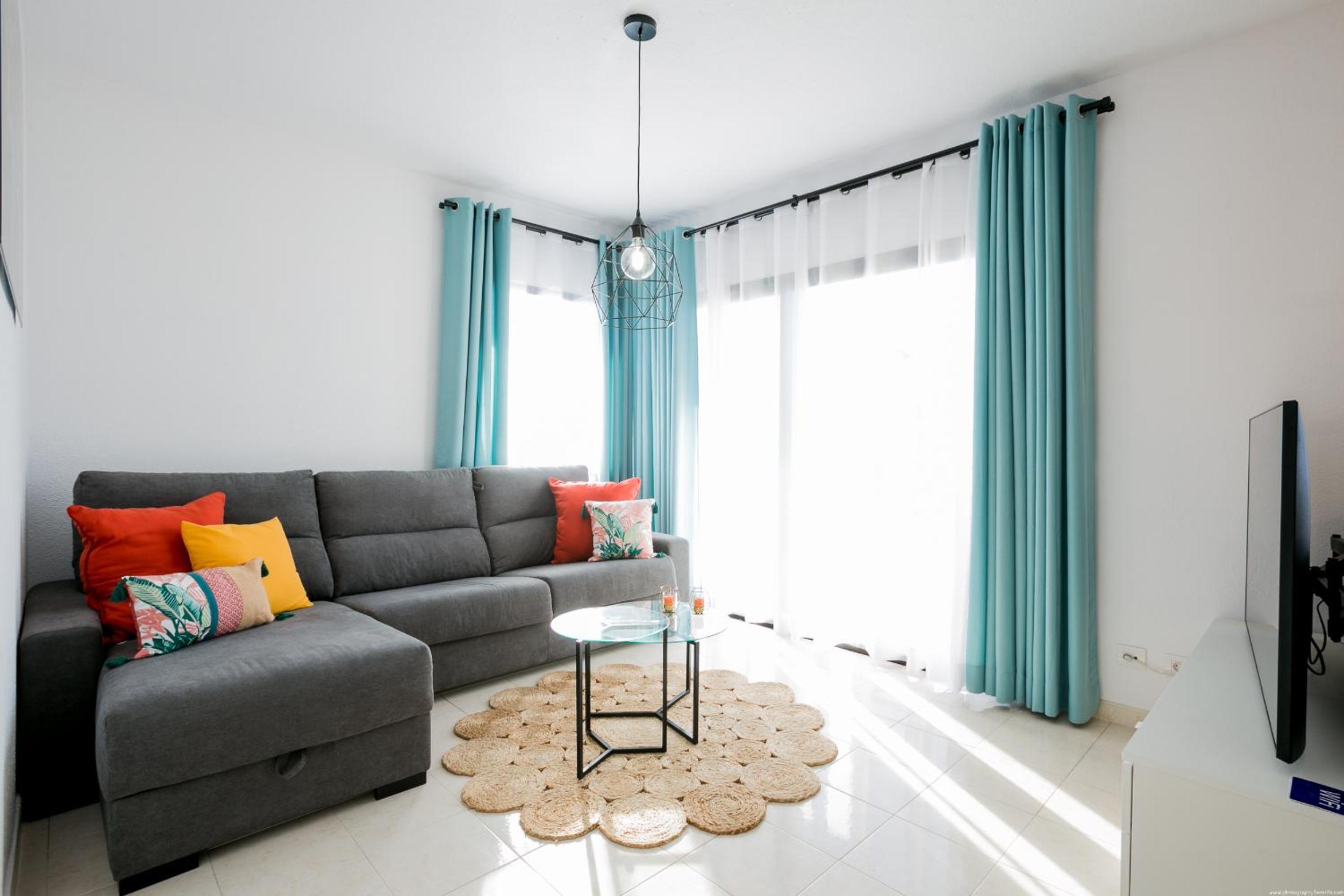 Apartamento de dos habitaciones con balcón y vista al mar