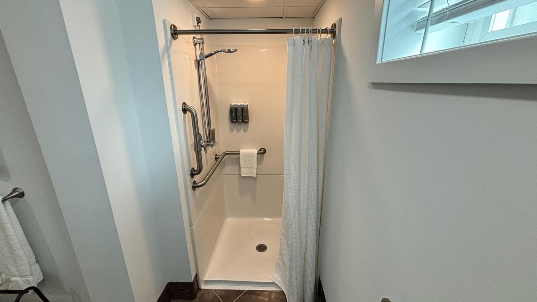 King Room with Roll-In Shower - Disability Access photo 2