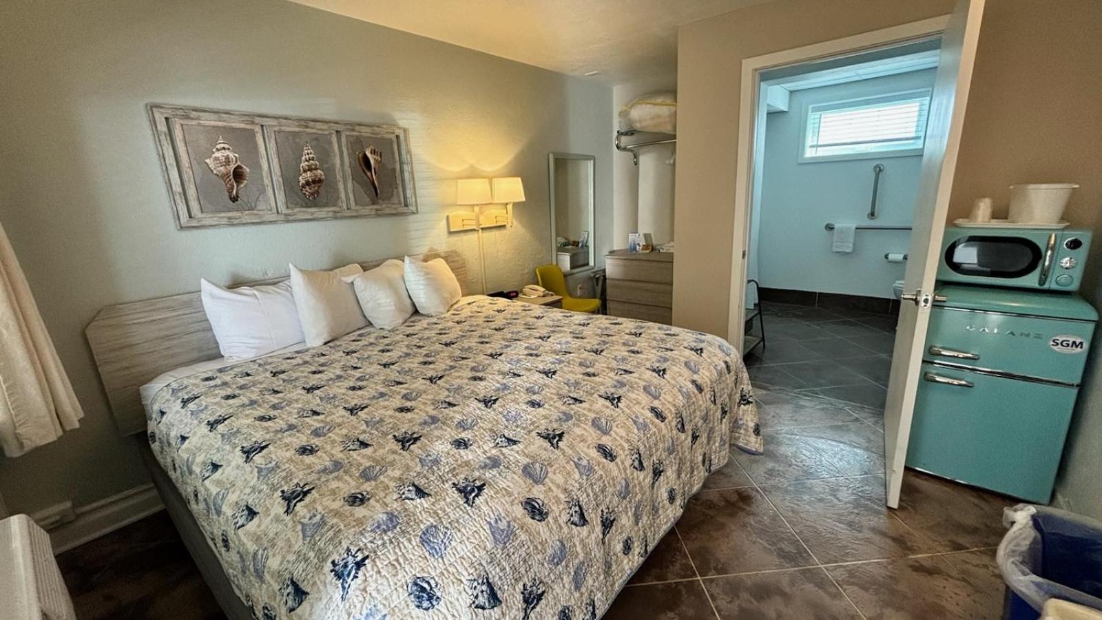 King Room with Roll-In Shower - Disability Access photo 1