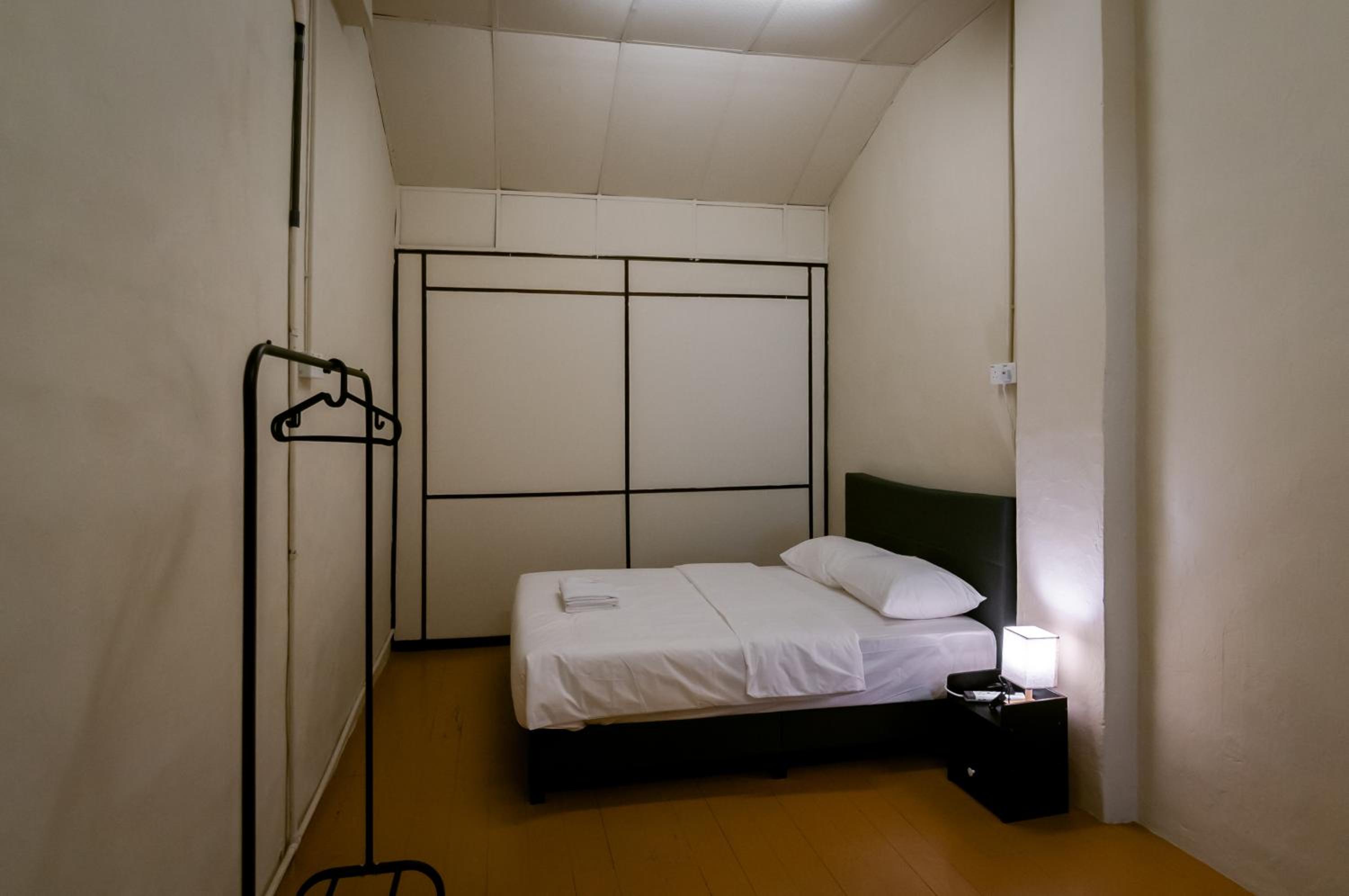 Queen Room with Shared Bathroom photo 2