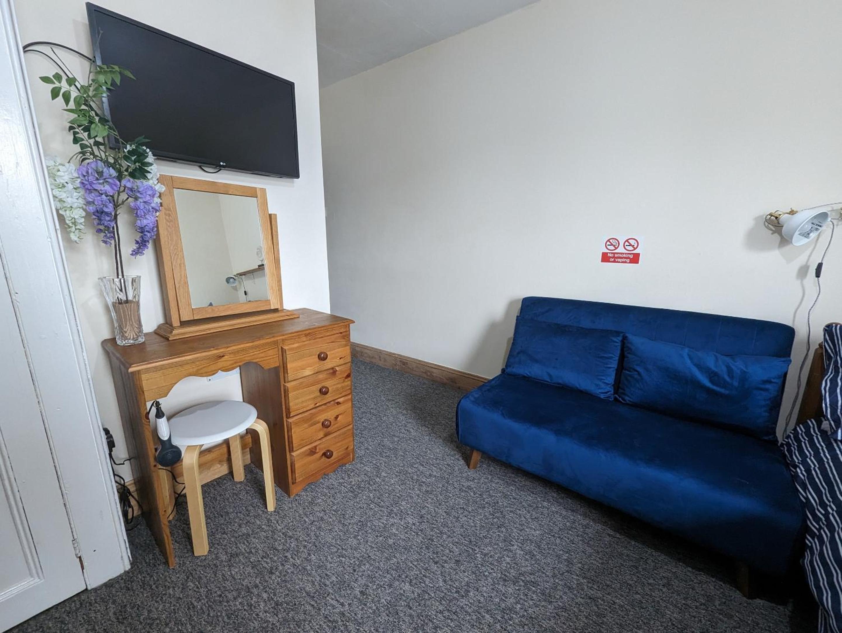 Economy Quadruple Room with Shared Bathroom photo 3