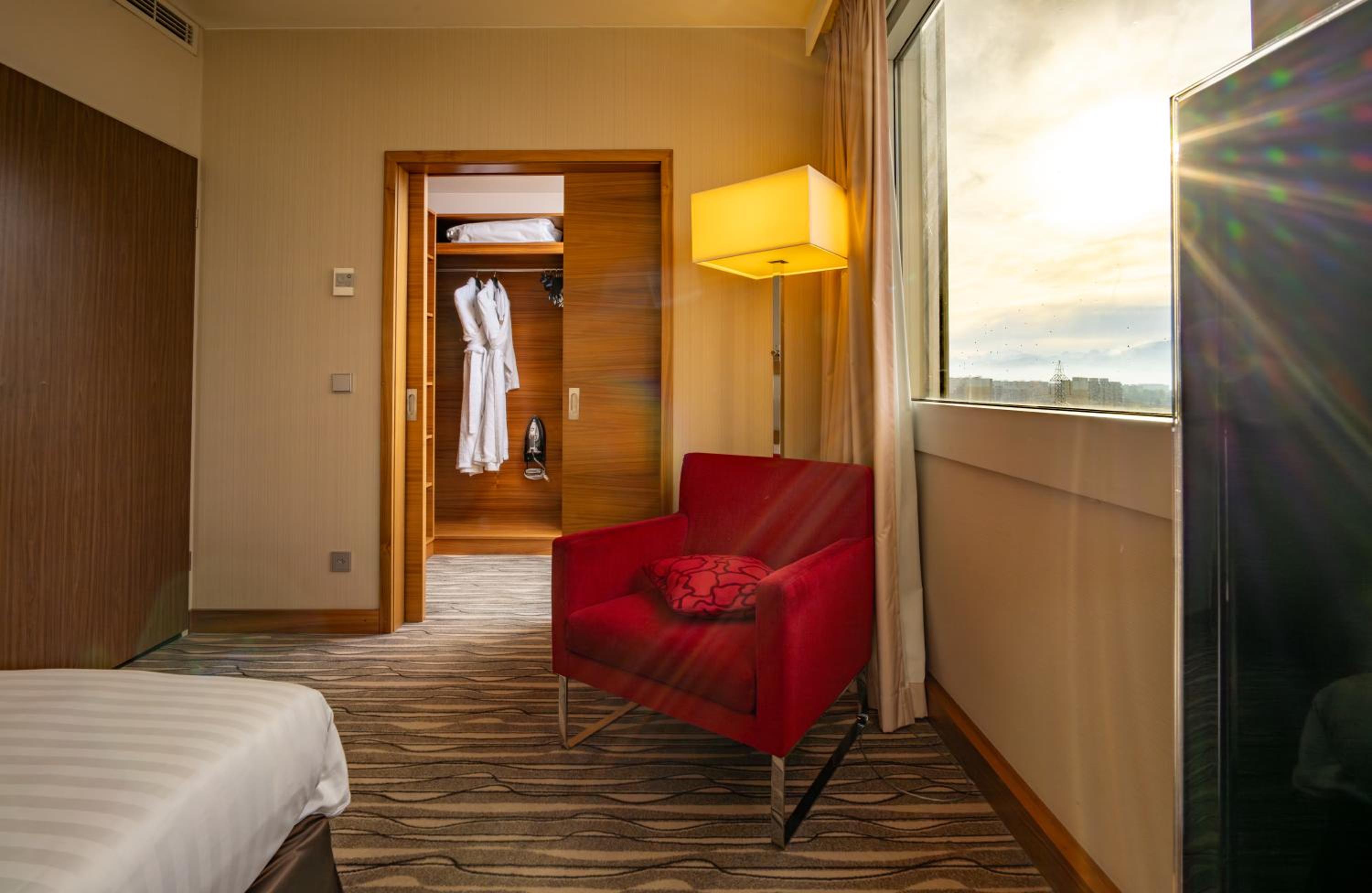 Sky Suite One Bedroom thumbnail 6