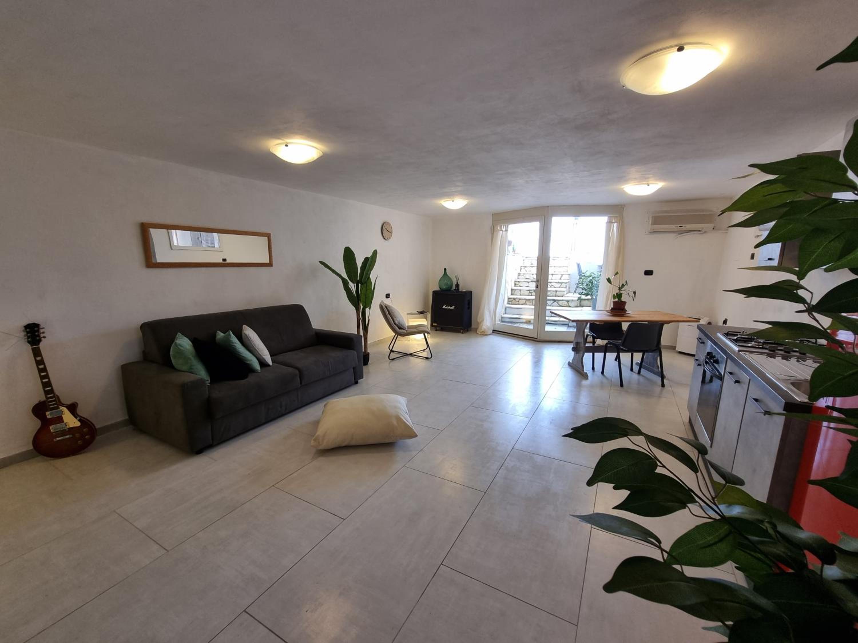 One-Bedroom Apartment photo 1