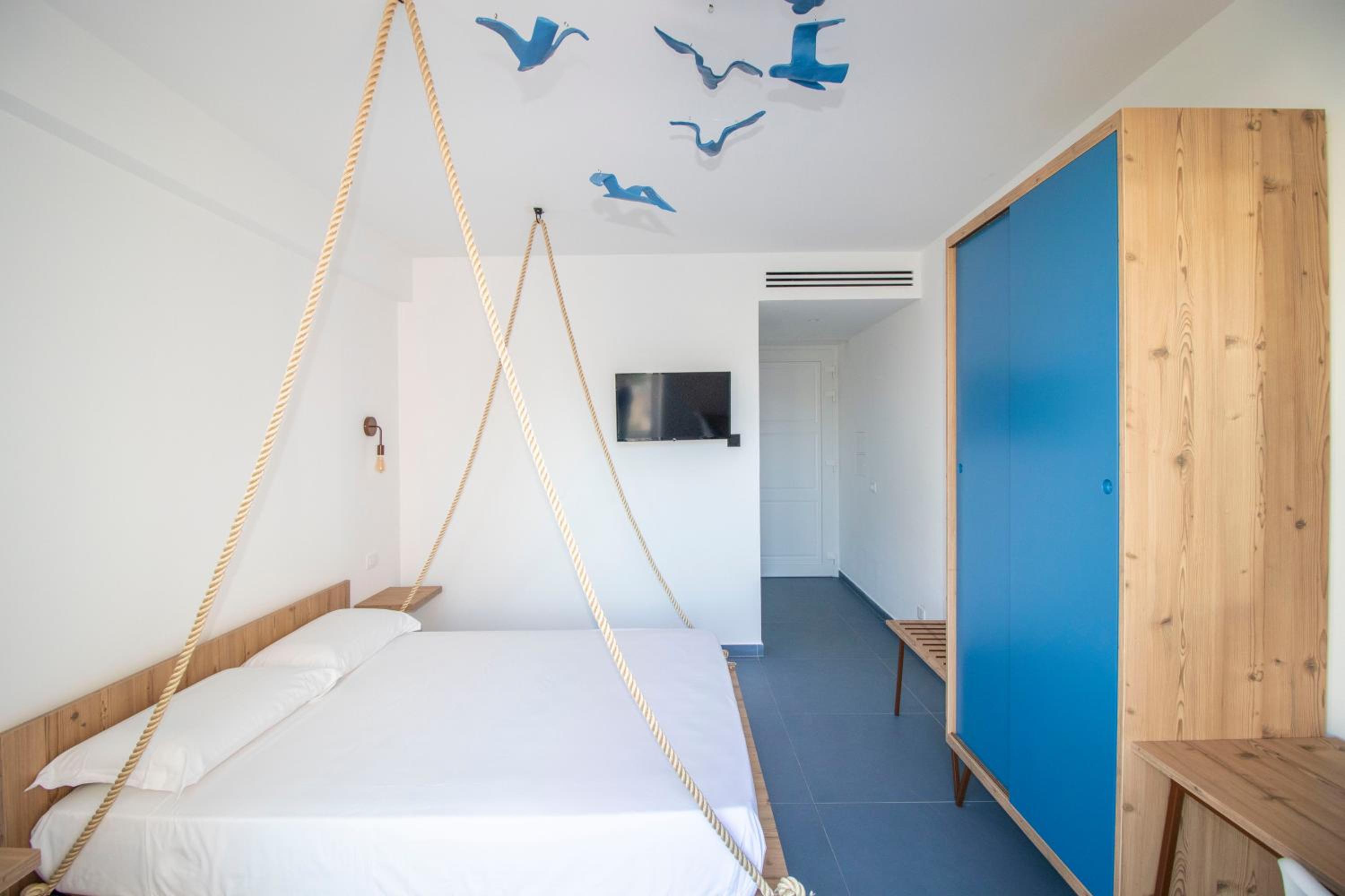 Deluxe Double Room with Balcony - Photo 9