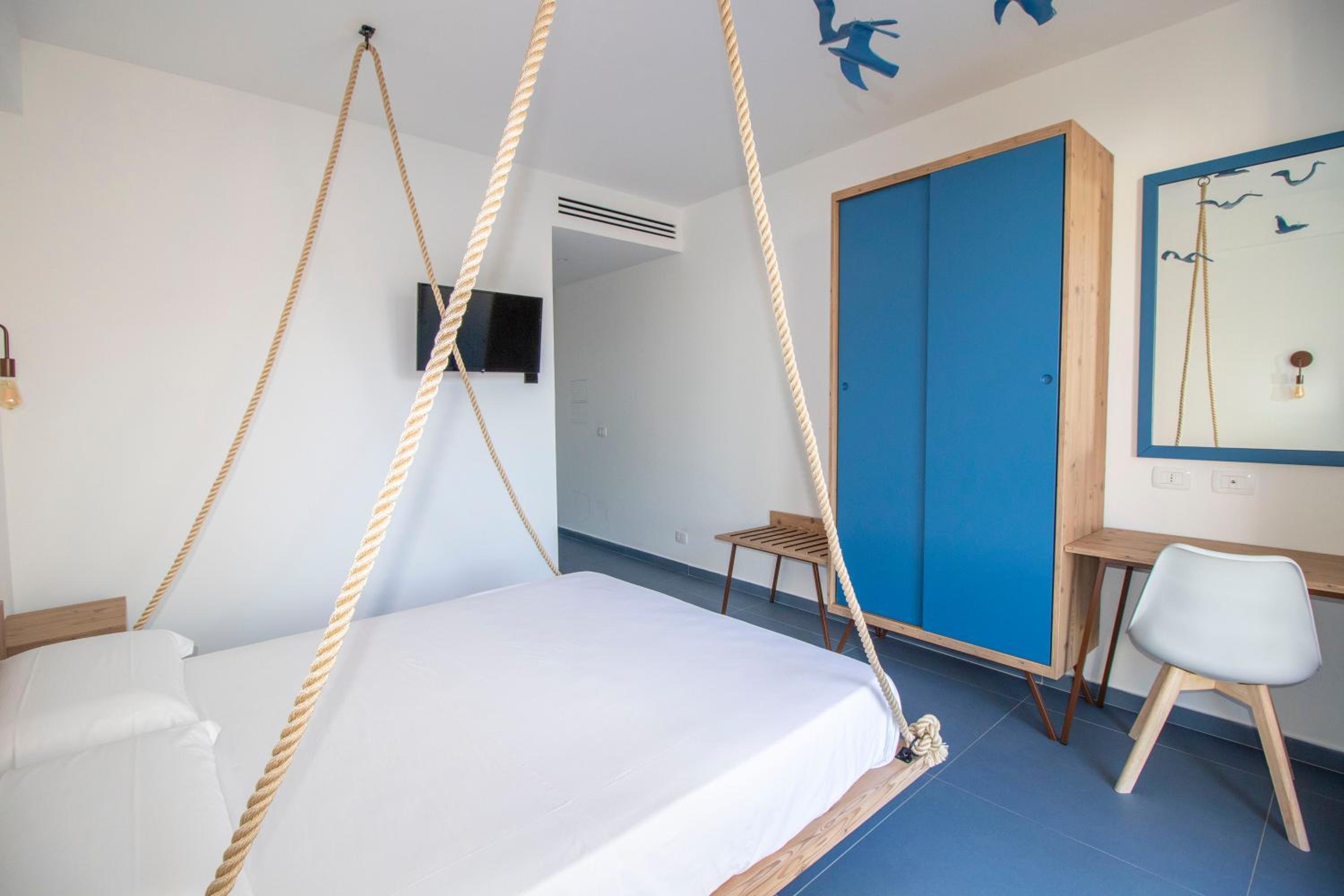 Deluxe Double Room with Balcony - Photo 11