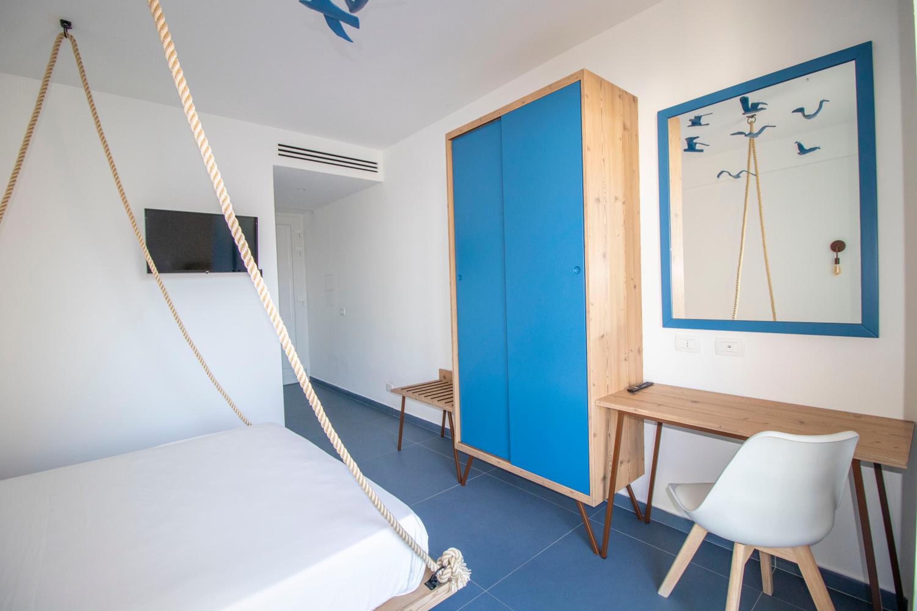 Deluxe Double Room with Balcony - Photo 12