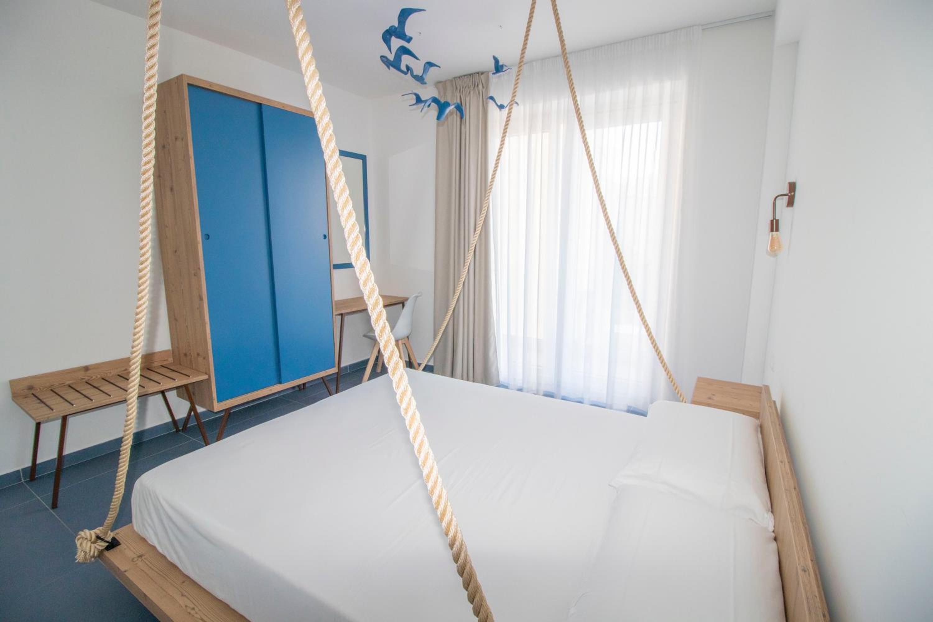 Deluxe Double Room with Balcony - Photo 10