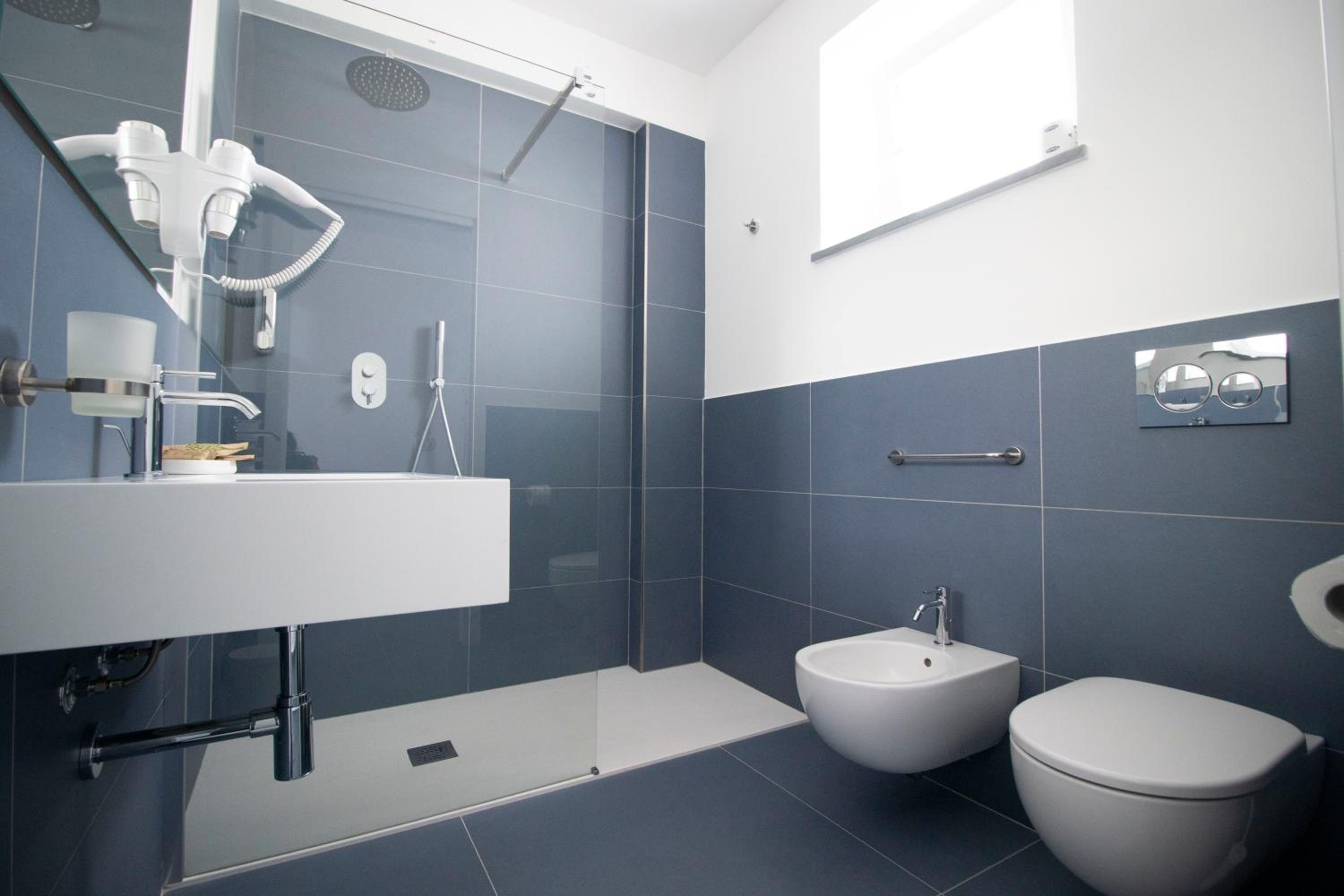 Deluxe Double Room with Balcony - Photo 14