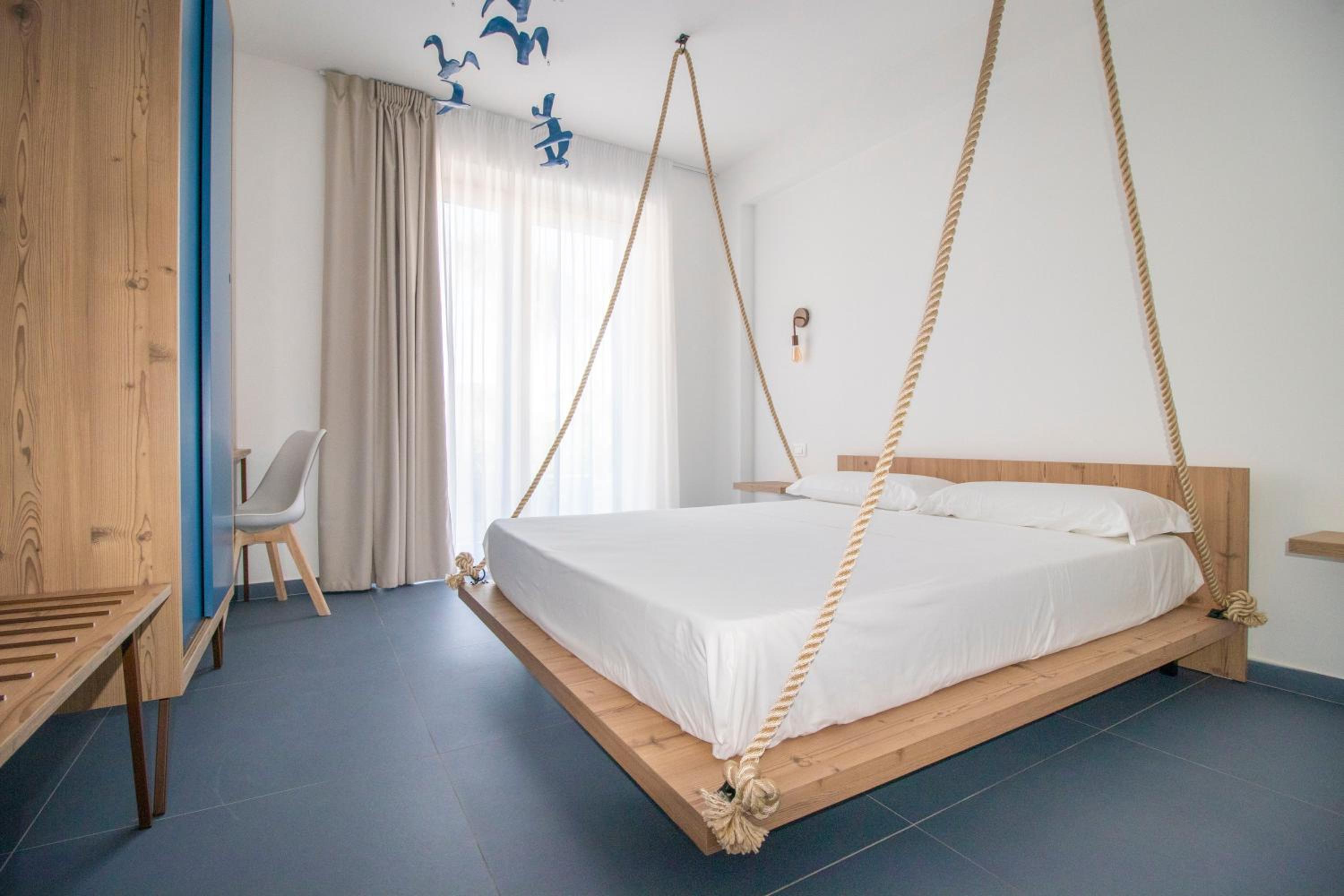 Deluxe Double Room with Balcony - Photo 8