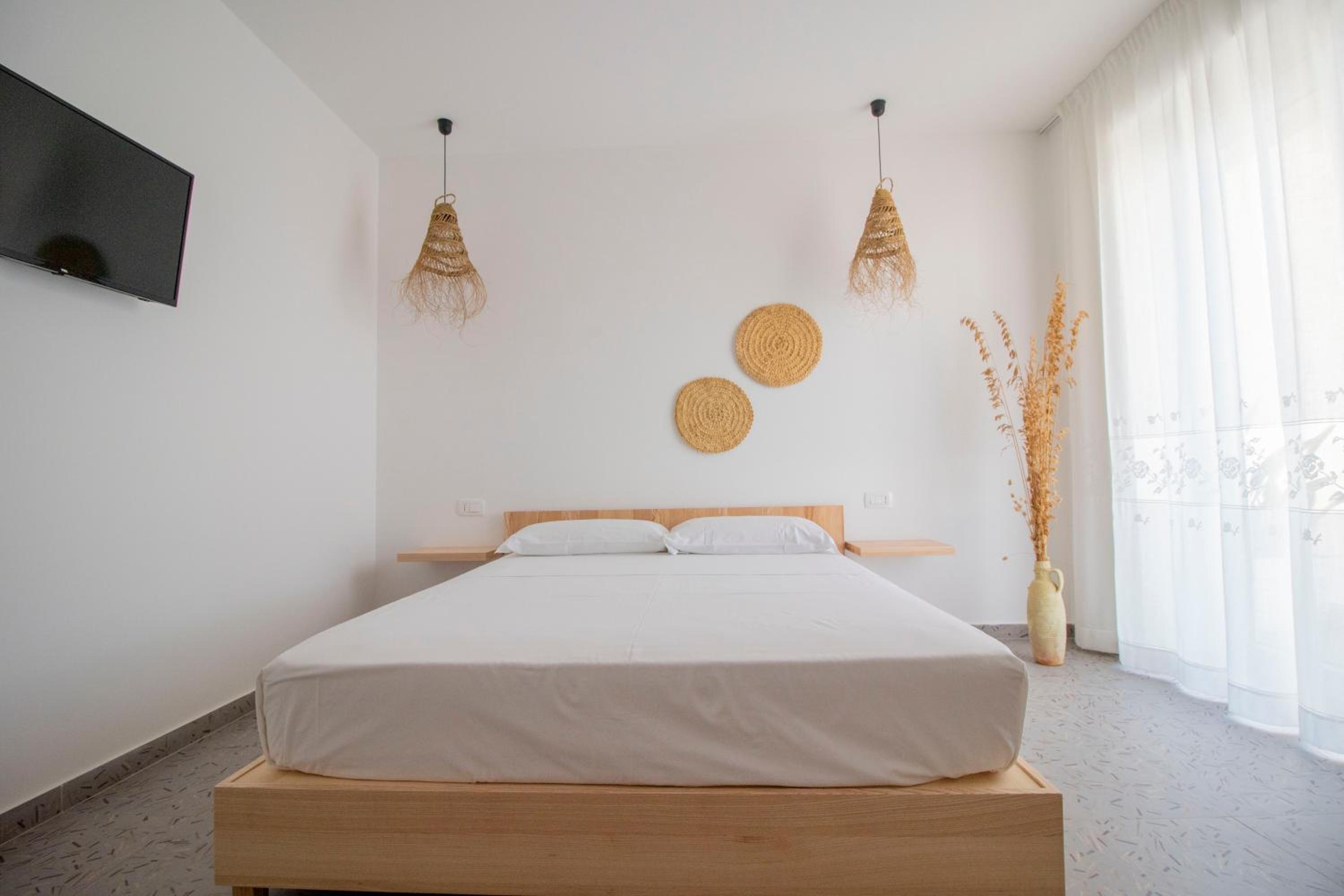 Deluxe Double Room with Balcony - Photo 5