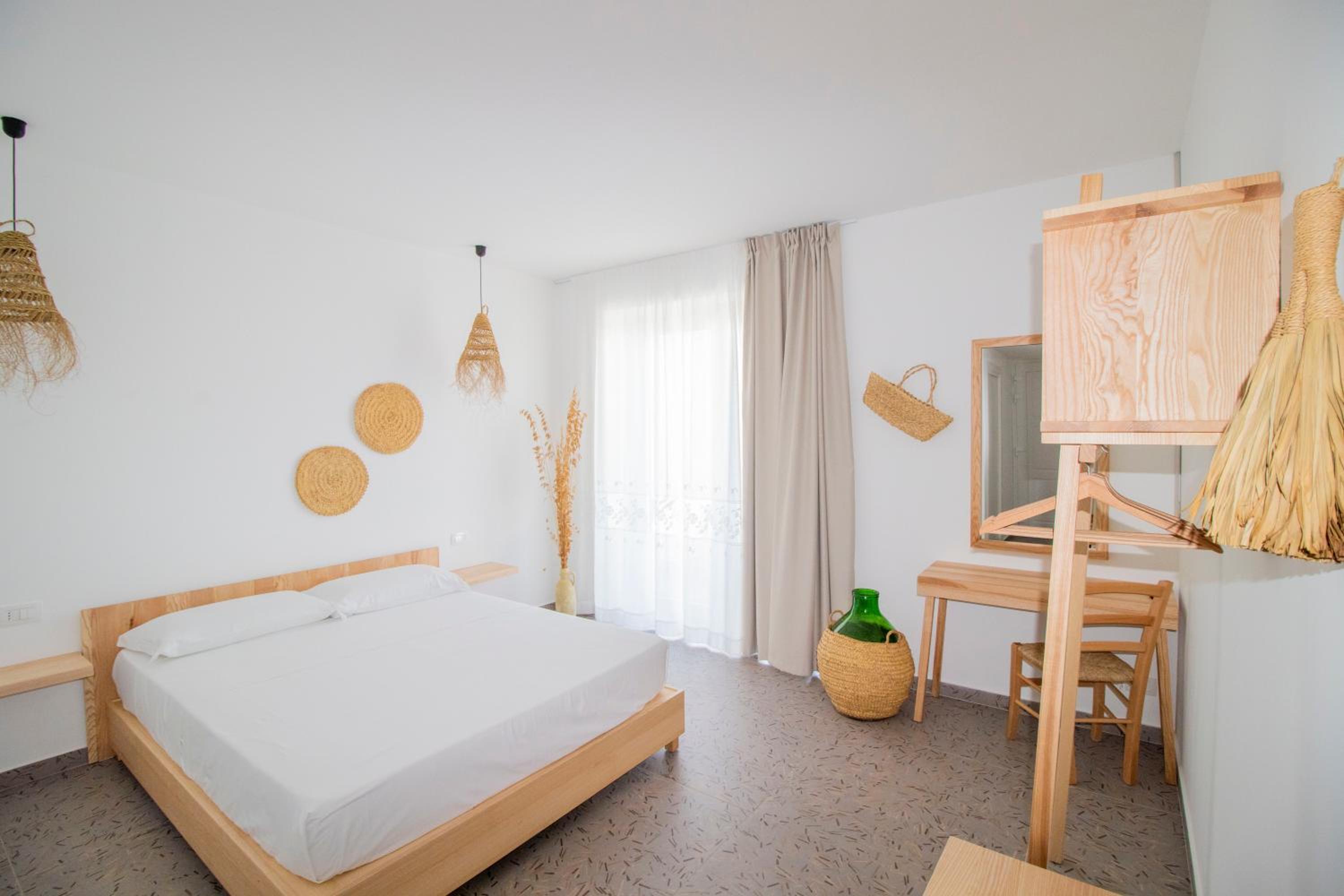 Deluxe Double Room with Balcony - Photo 22