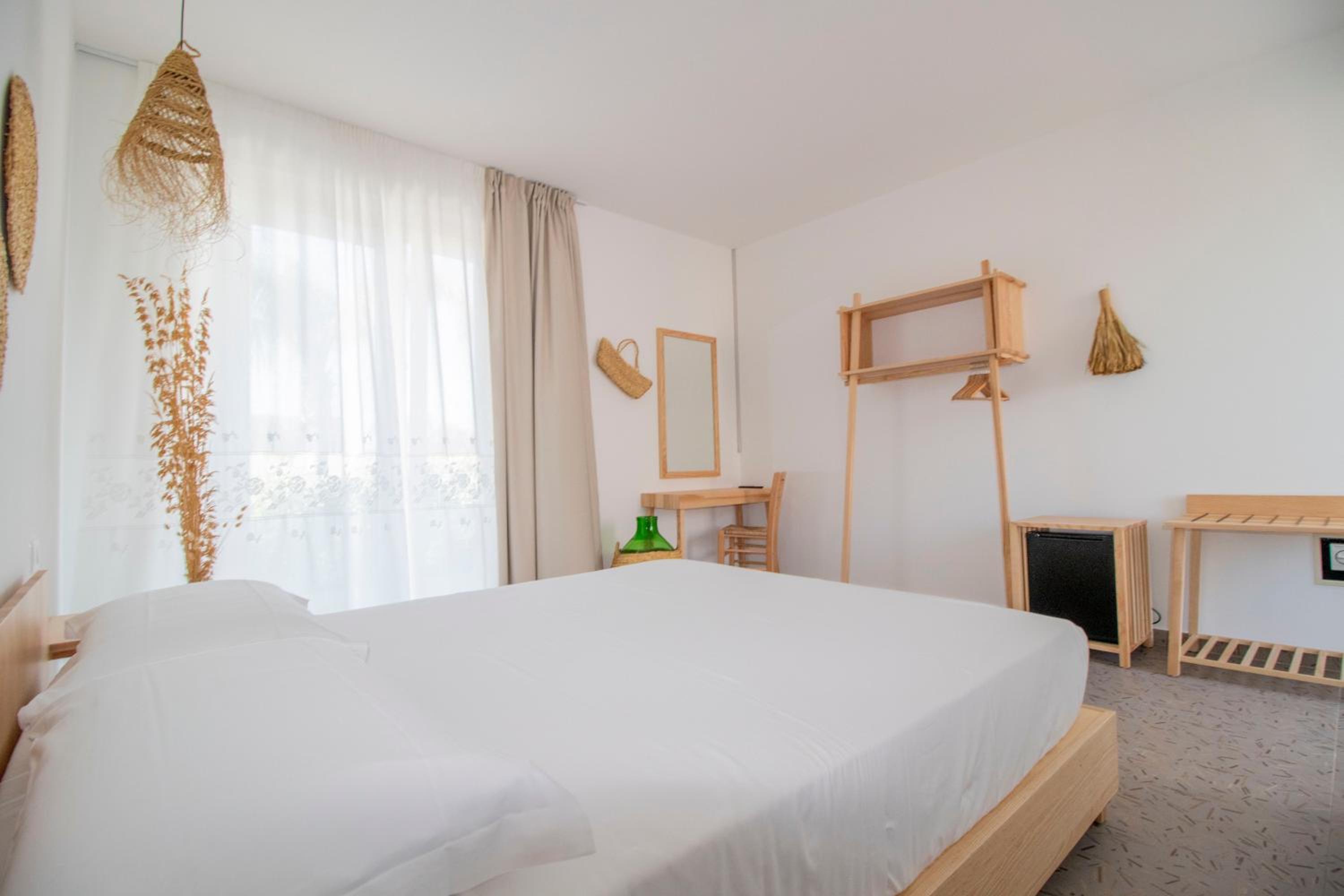 Deluxe Double Room with Balcony - Photo 4