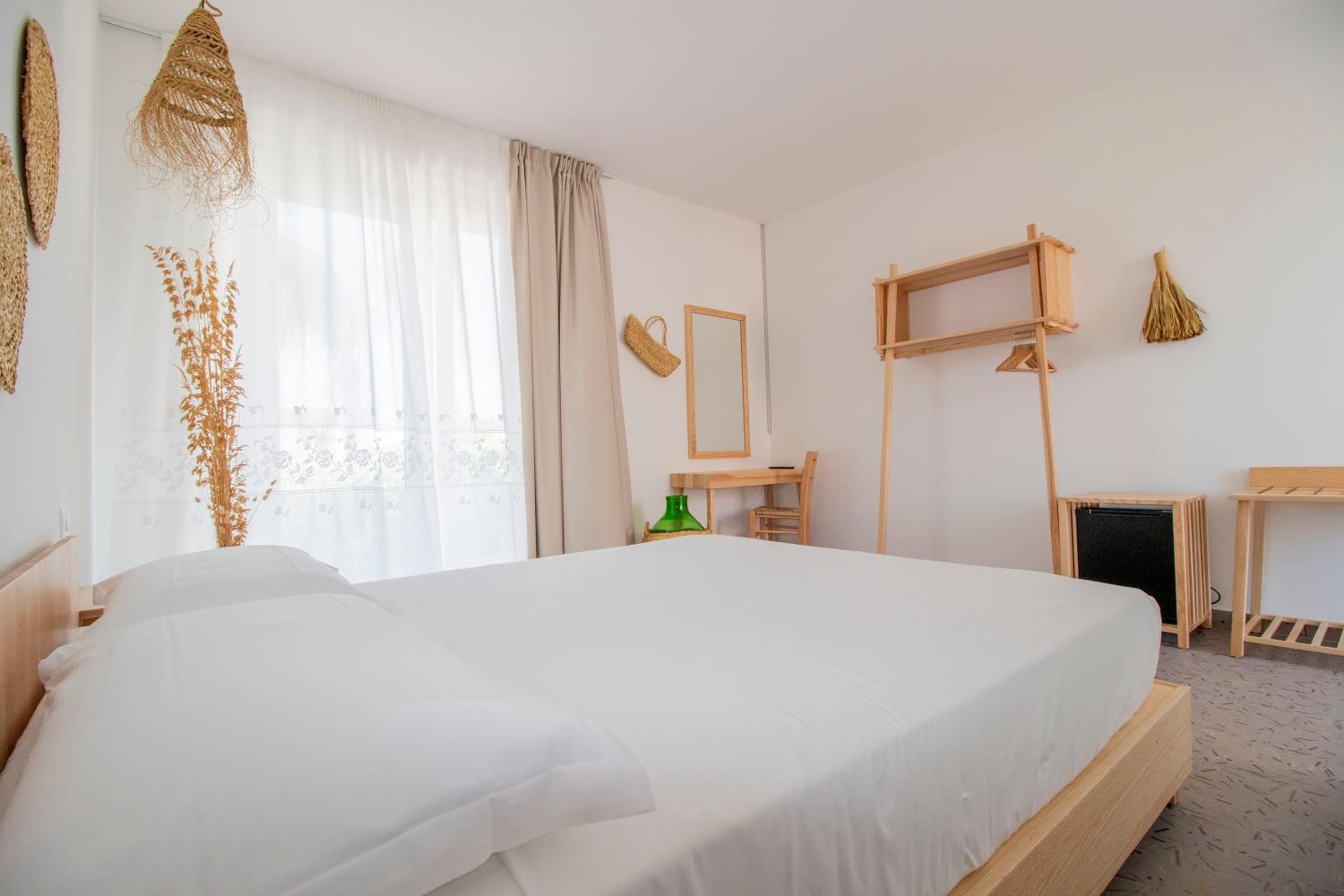 Deluxe Double Room with Balcony - Photo 16