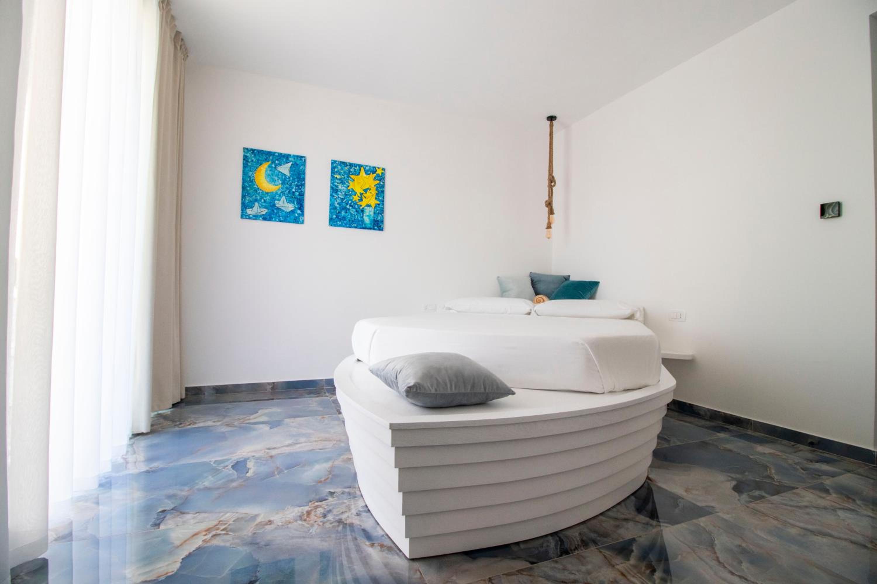 Deluxe Double Room with Balcony - Photo 17
