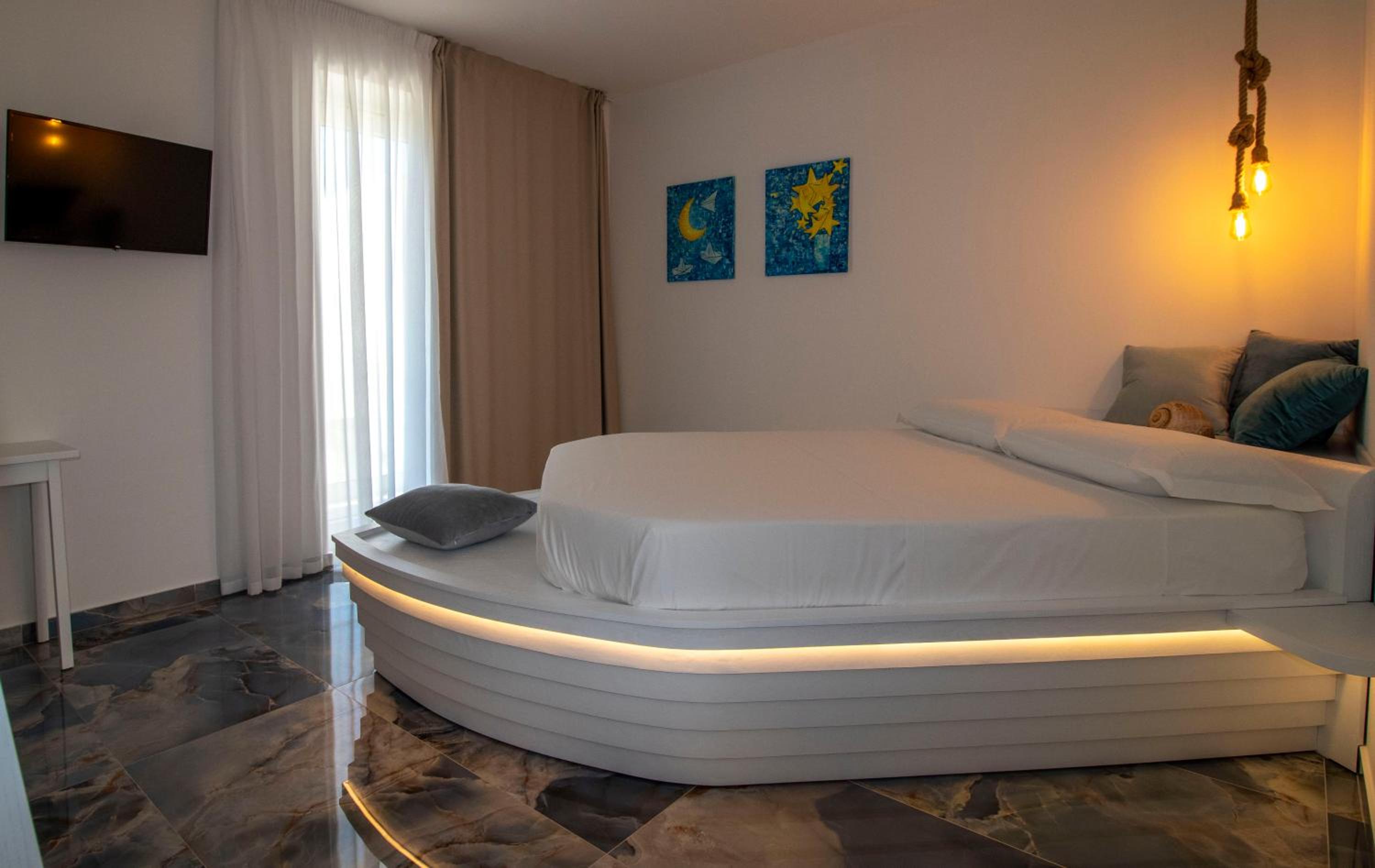 Deluxe Double Room with Balcony - Photo 18