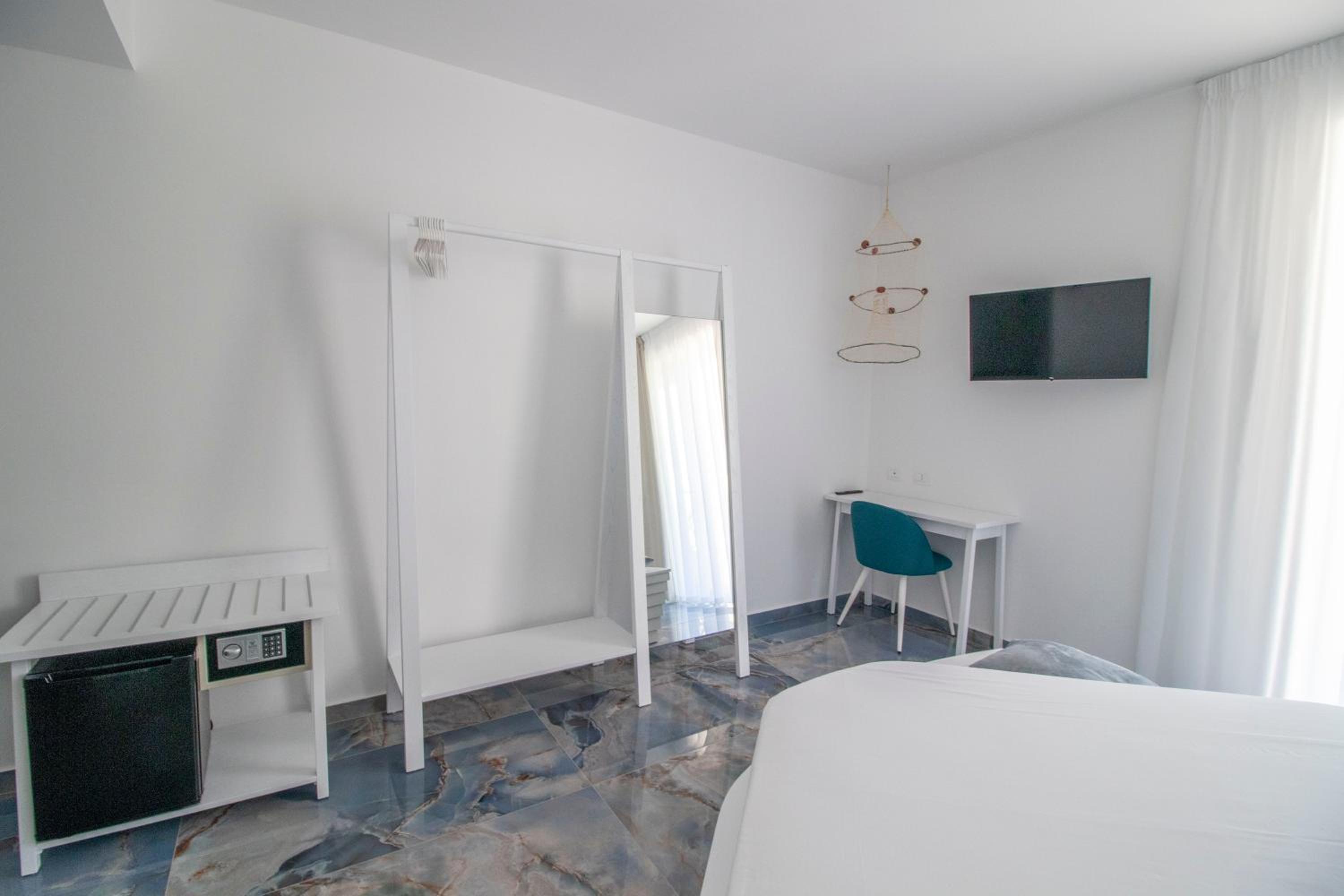 Deluxe Double Room with Balcony - Photo 15