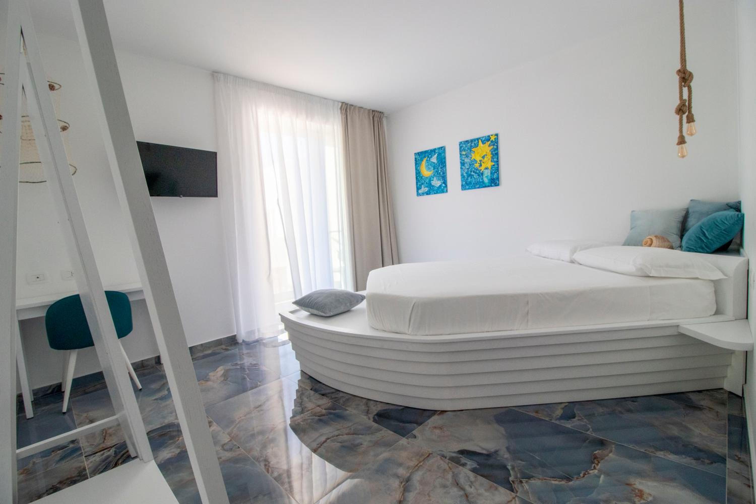 Deluxe Double Room with Balcony - Photo 6