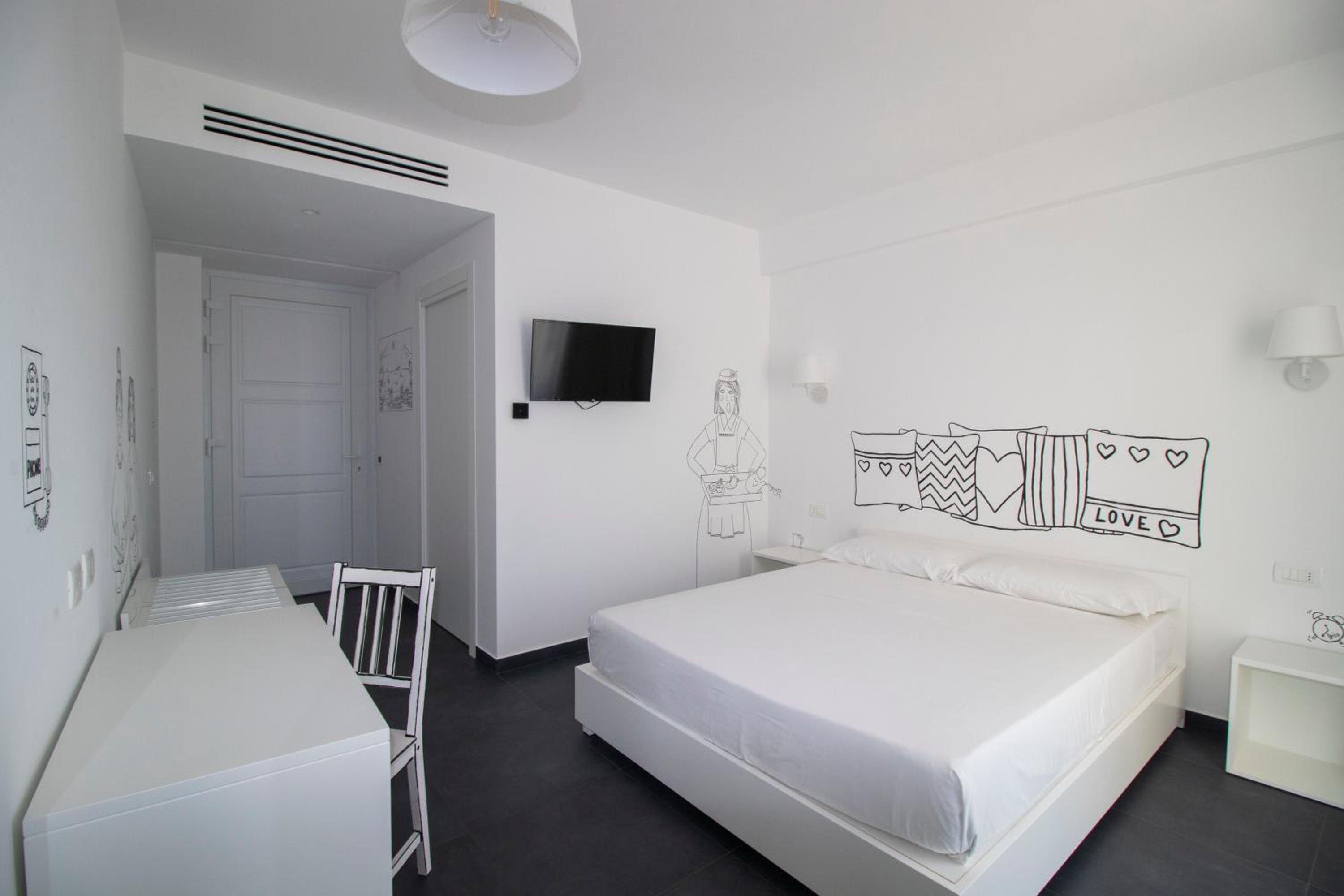 Deluxe Double Room with Balcony - Photo 3