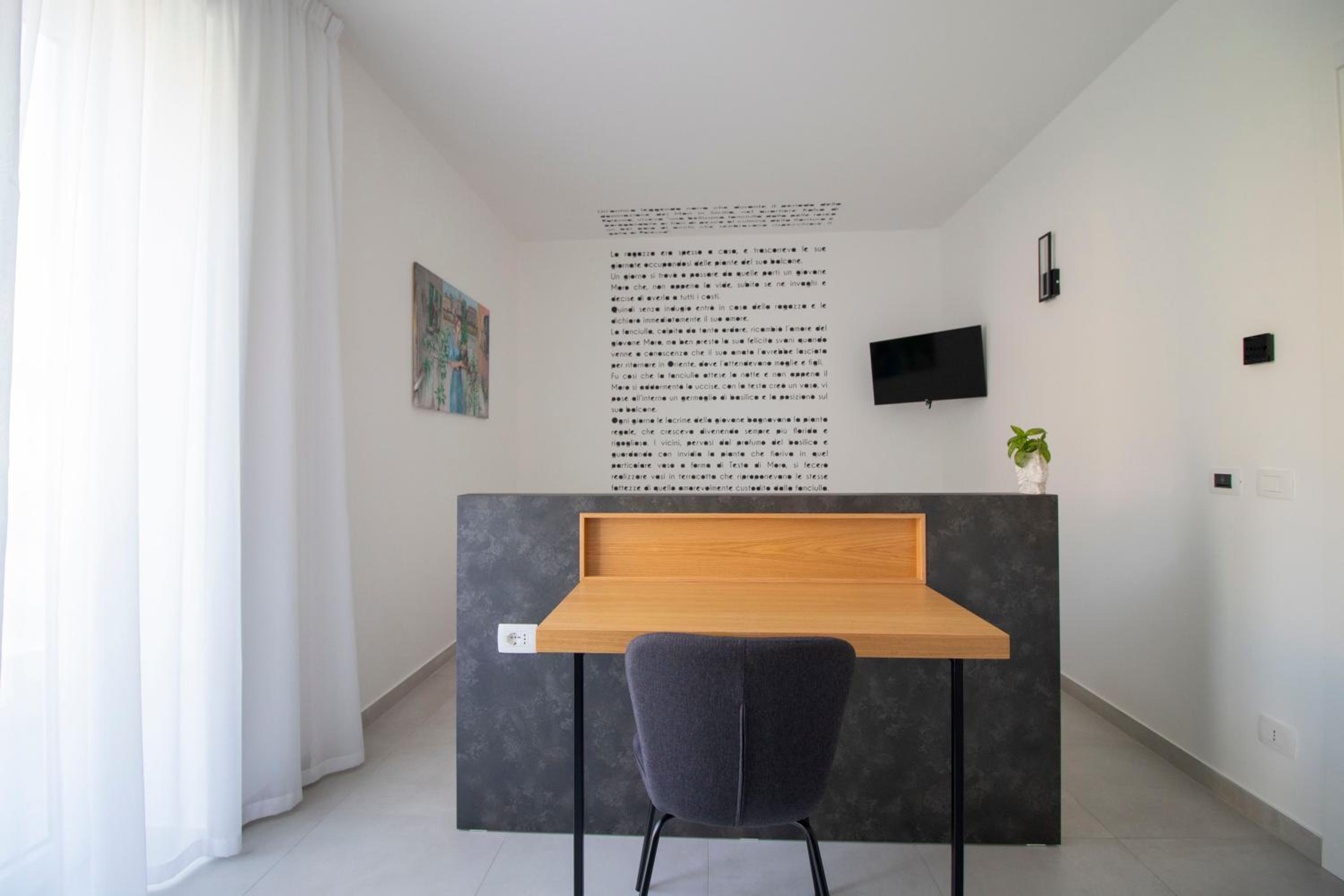 King Room with Balcony - Photo 2