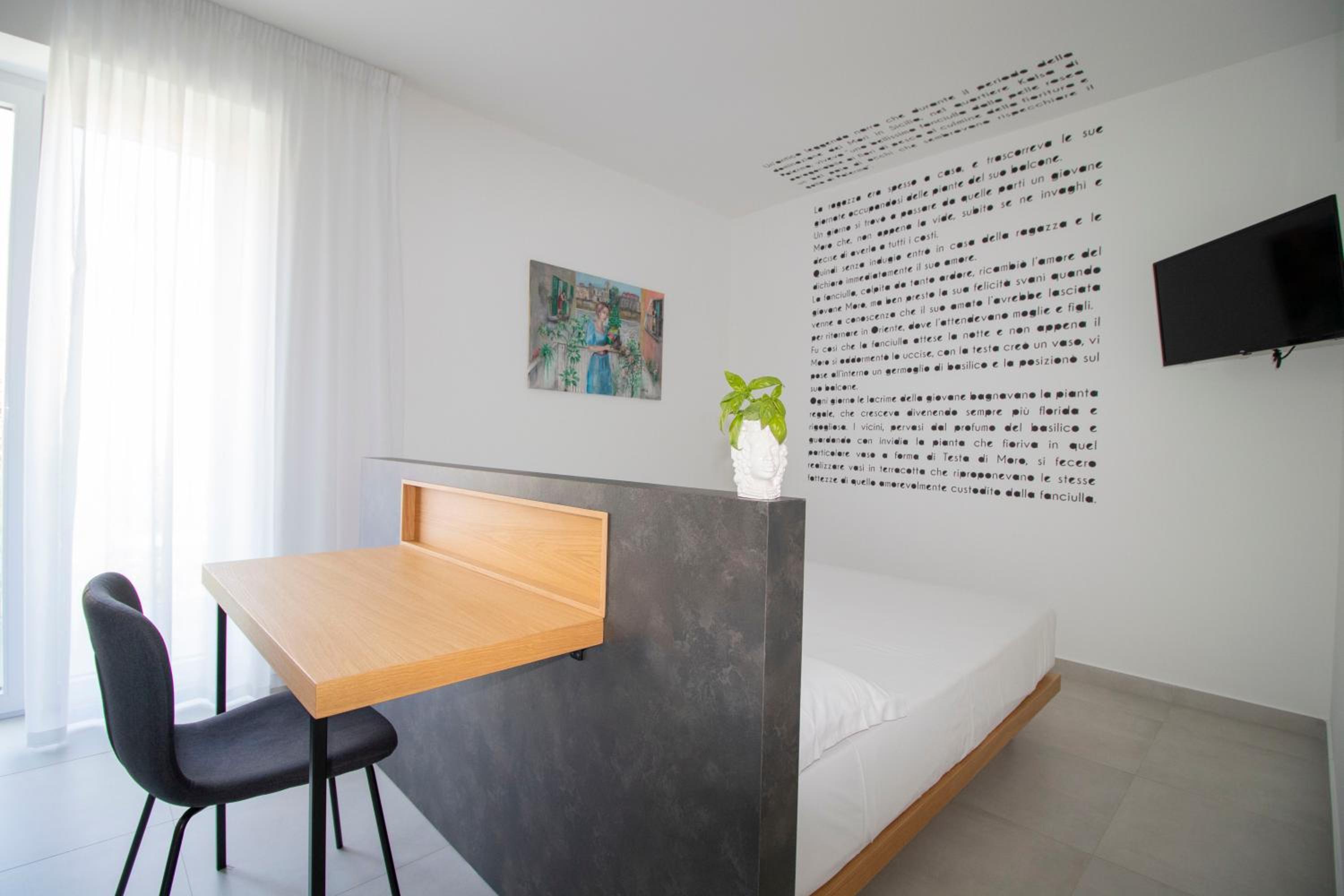 King Room with Balcony - Photo 9