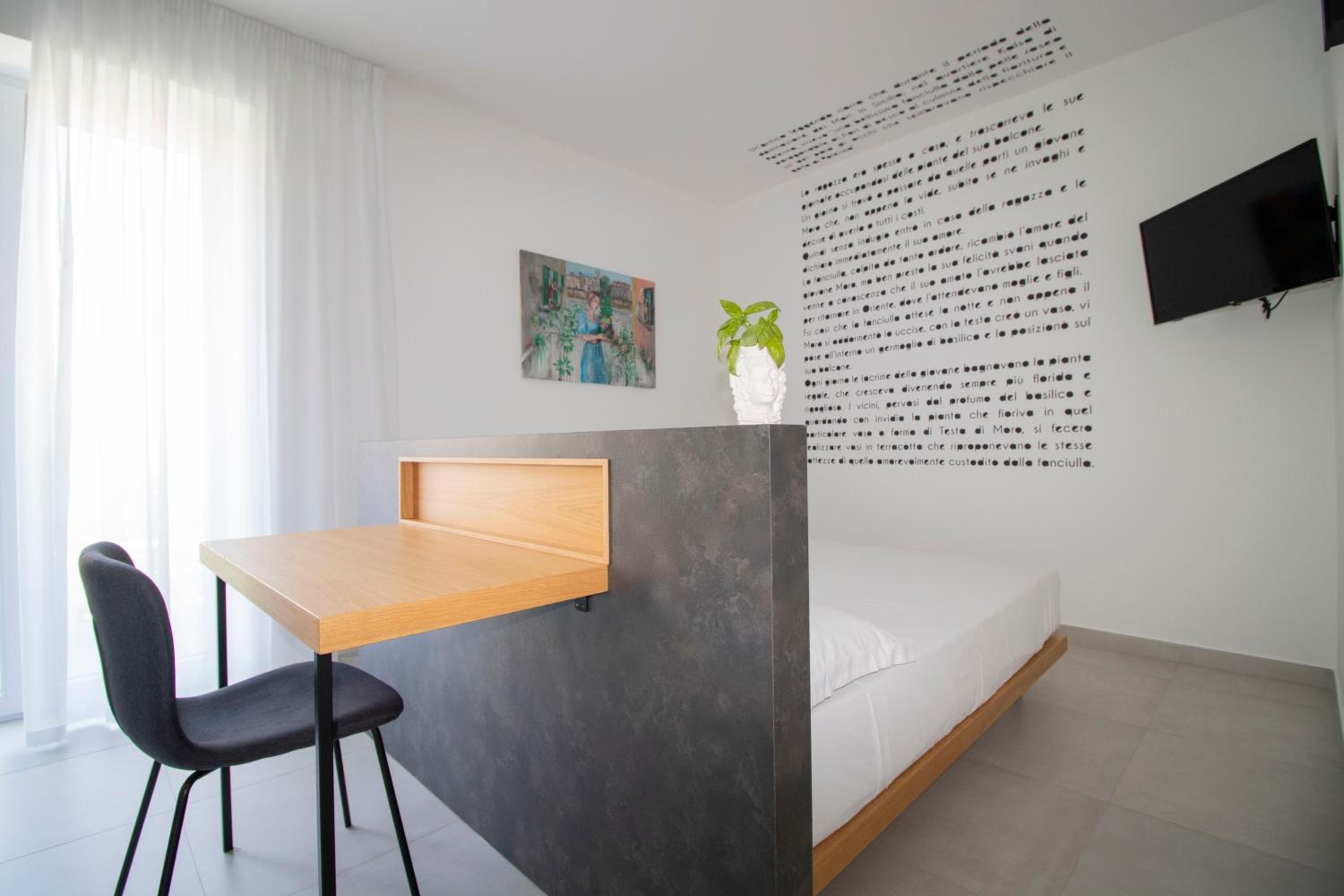King Room with Balcony - Photo 6