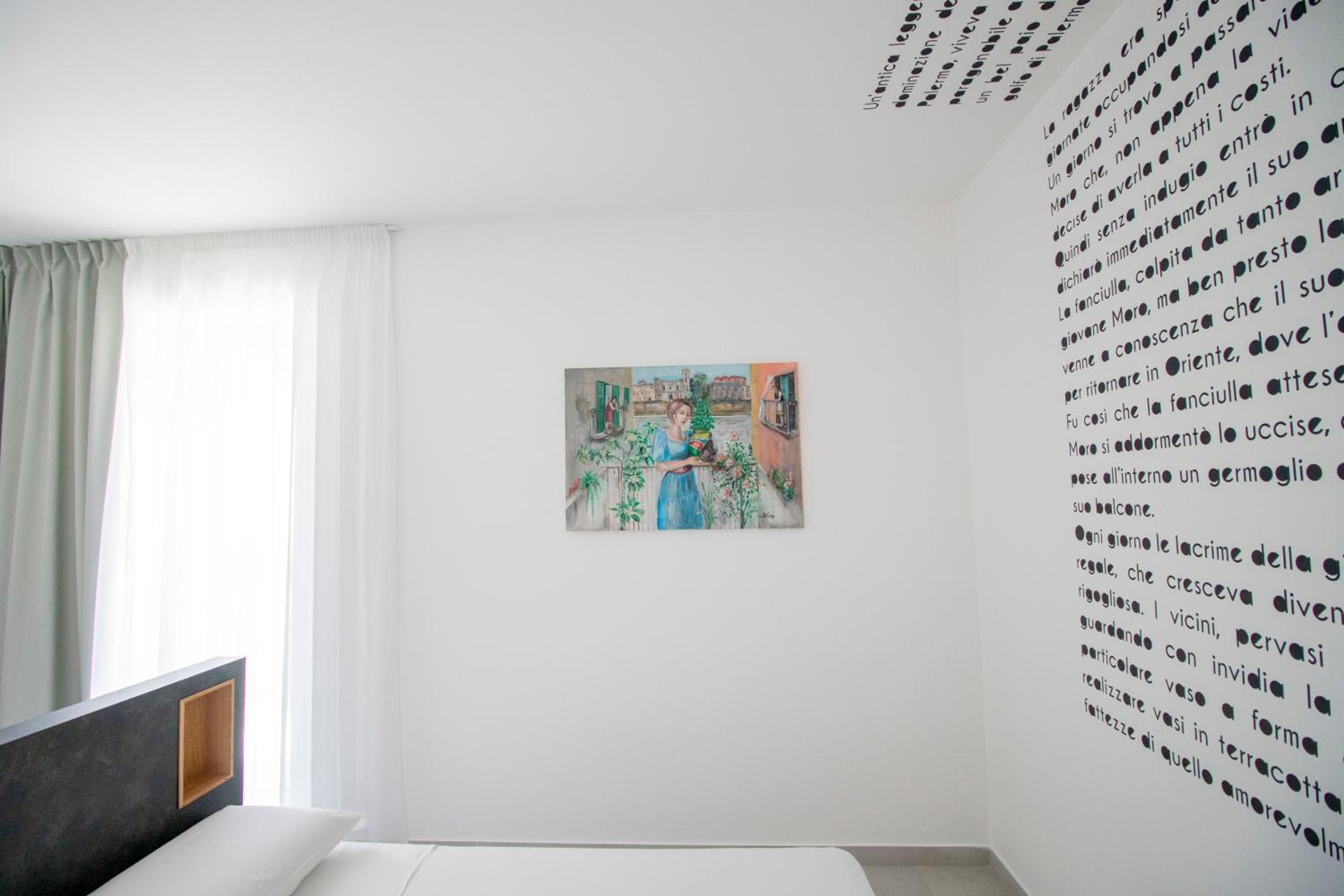 King Room with Balcony - Photo 8