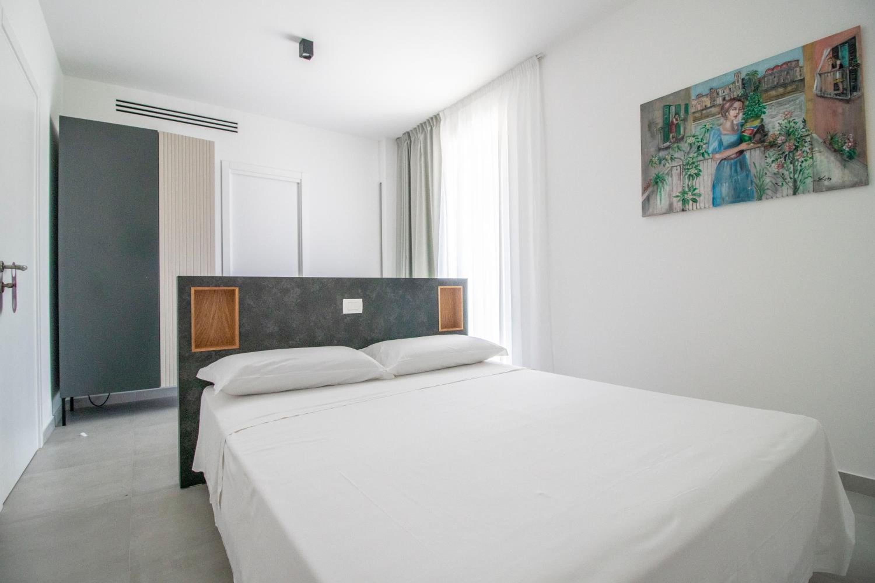 King Room with Balcony - Photo 11
