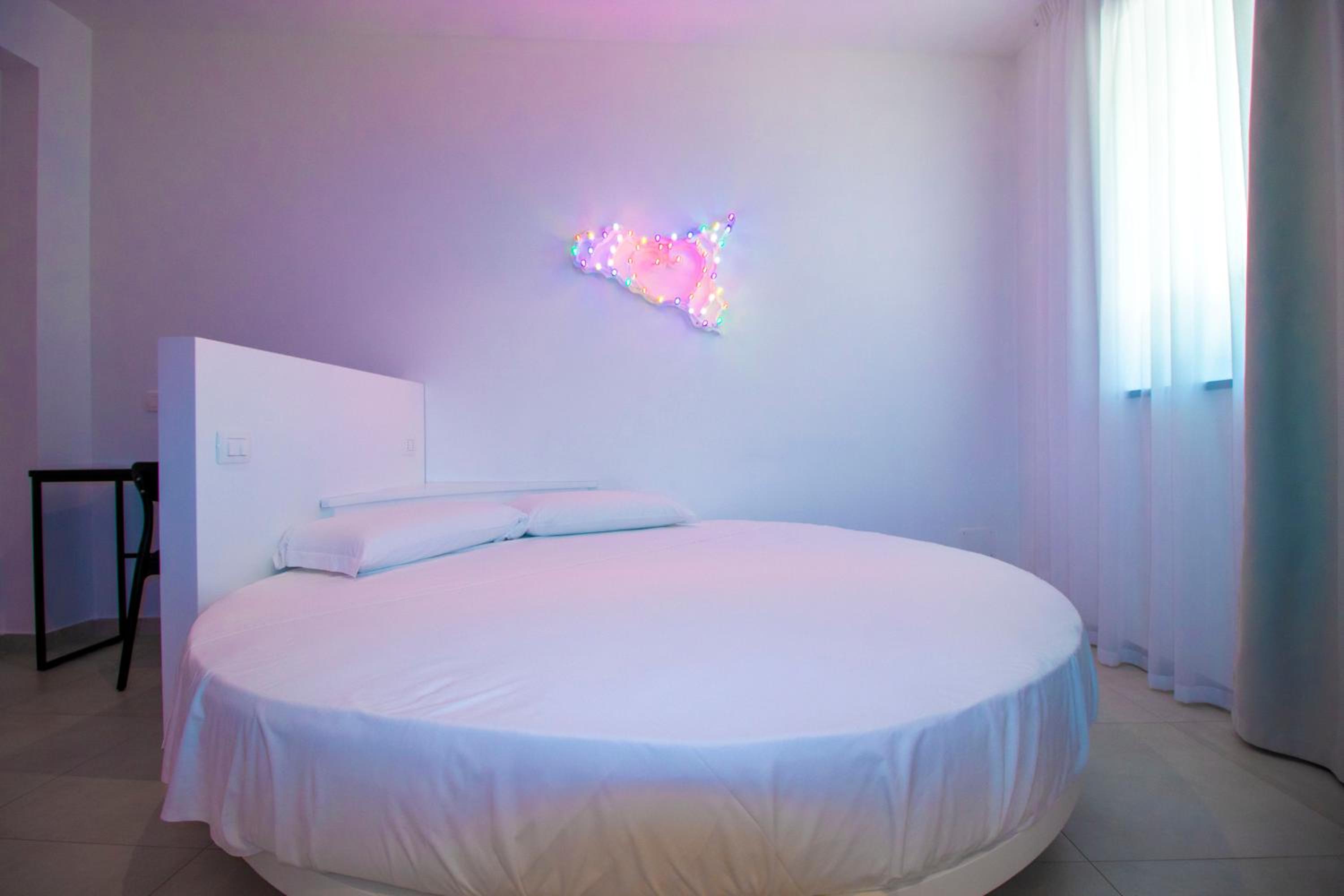 Standard Double Room - Photo 12