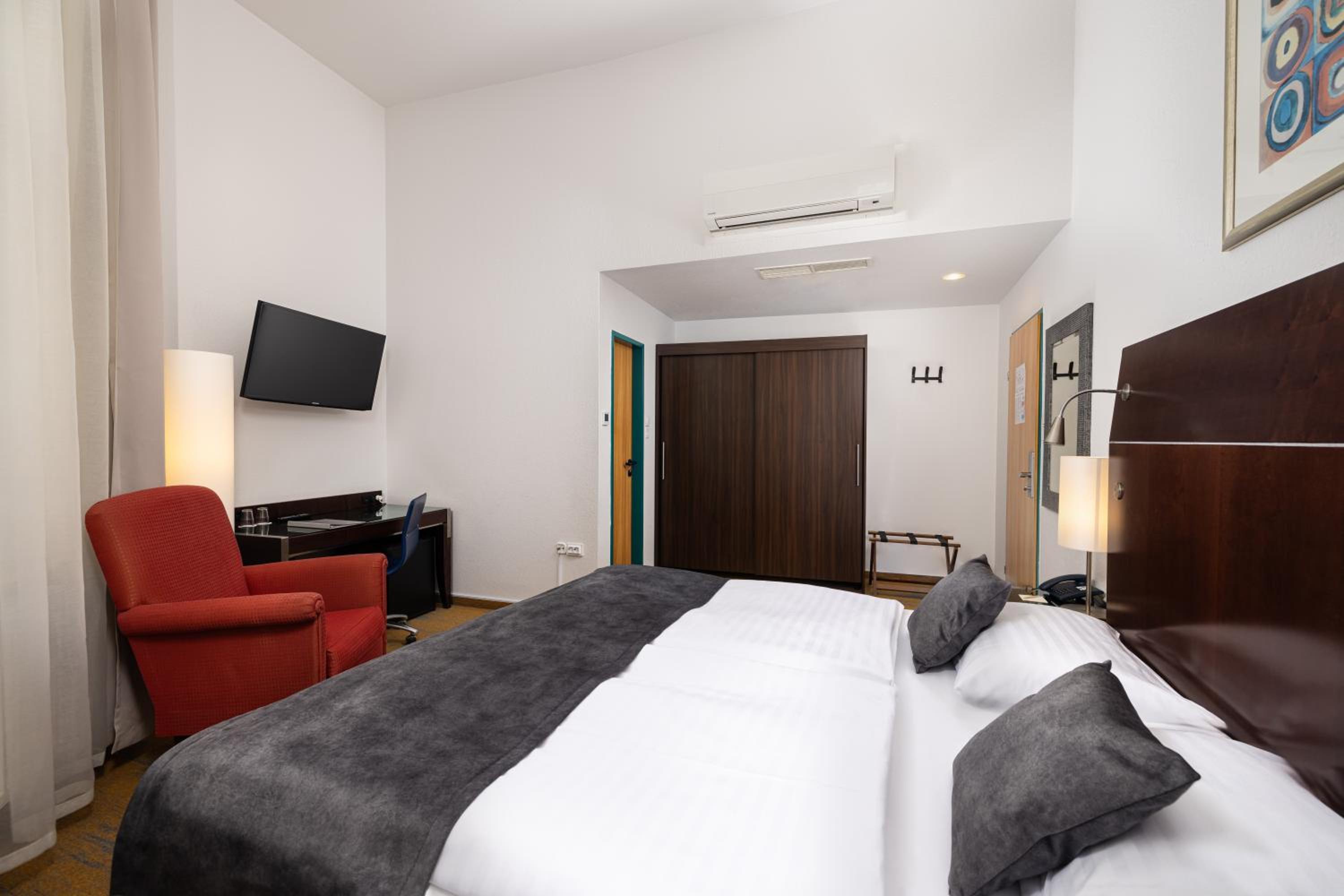 Double or Twin Room - Photo 4