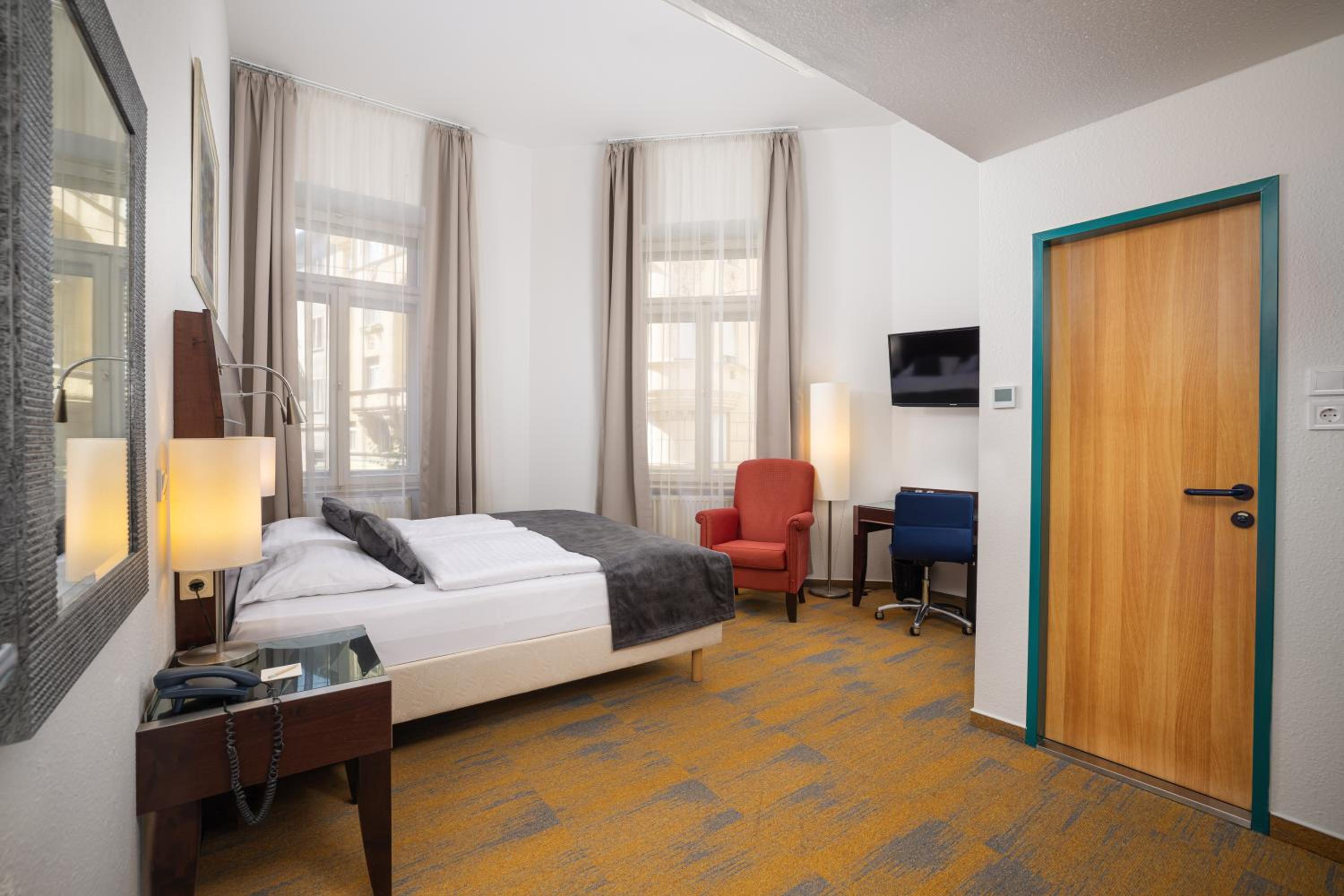 Double or Twin Room - Photo 3