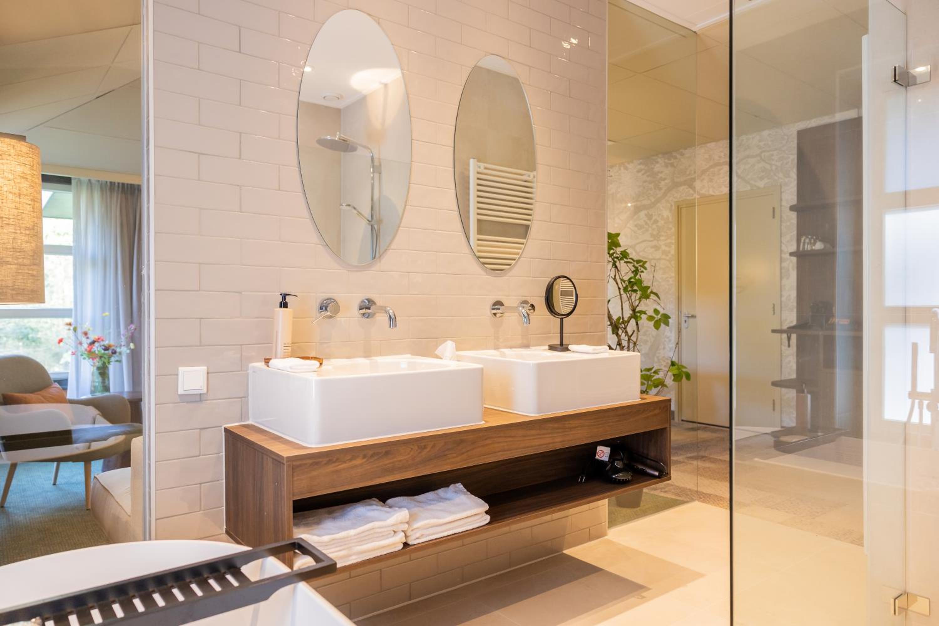 Executive Suite - Photo 6