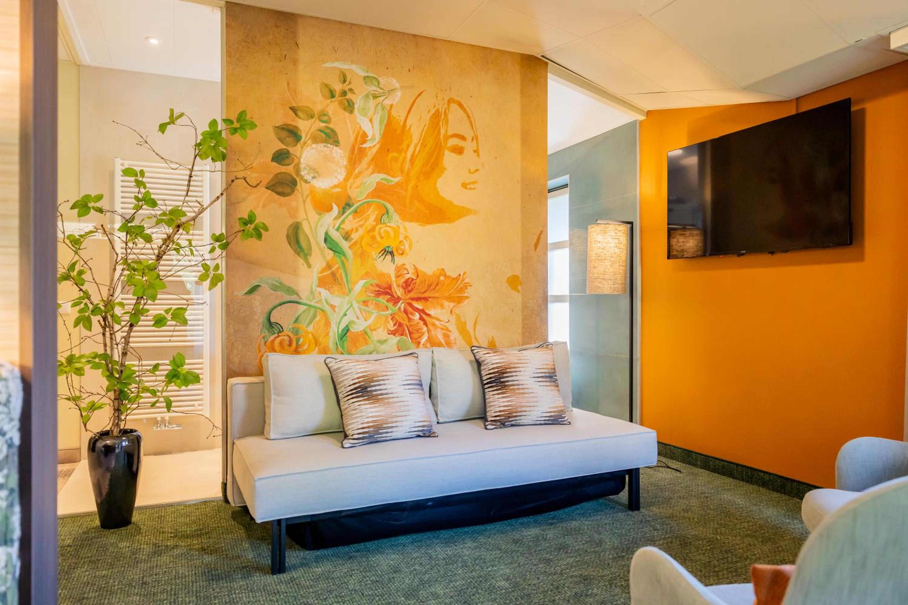 Executive Suite - Photo 3
