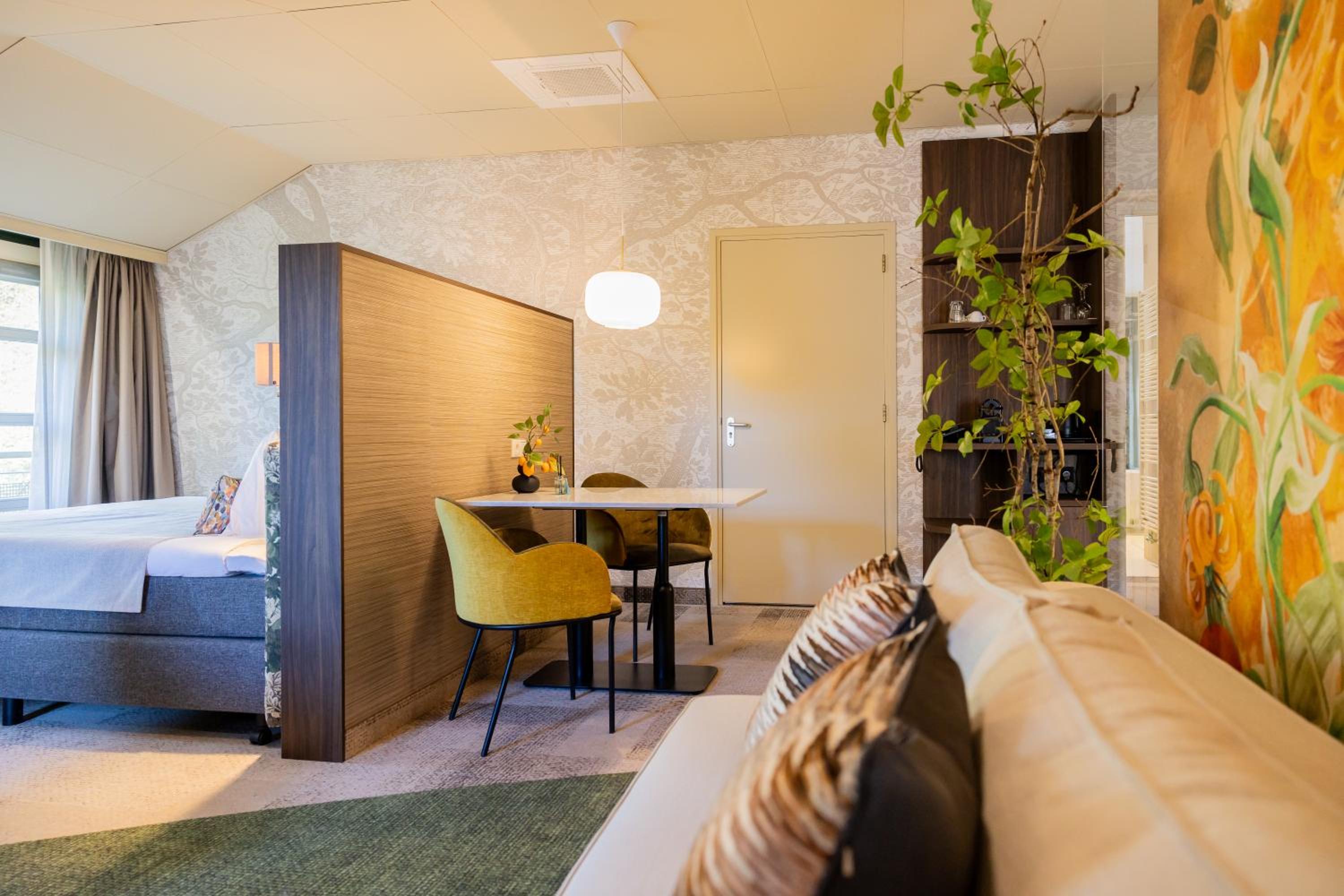 Executive Suite - Photo 2