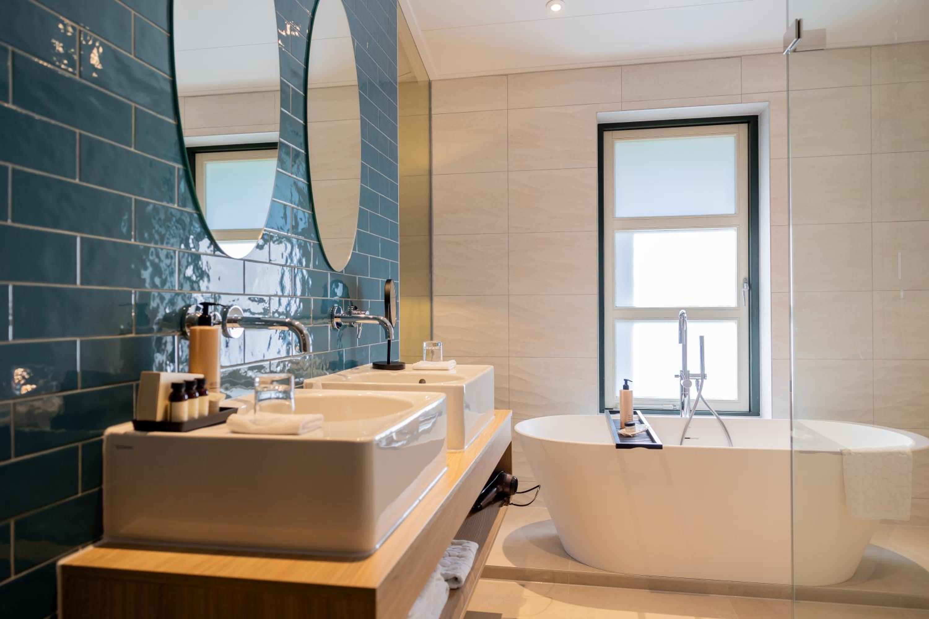 Executive Suite - Photo 10