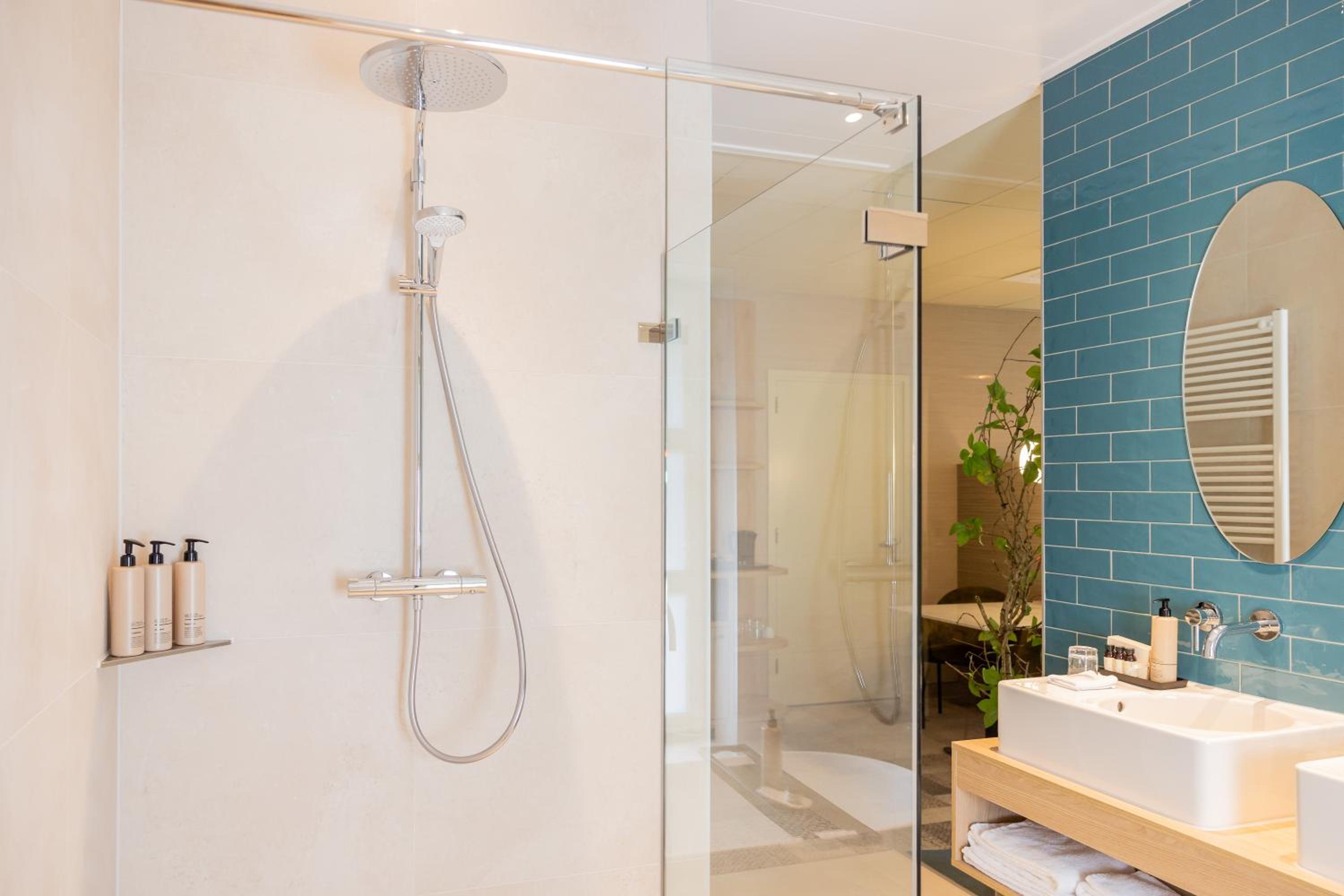 Executive Suite - Photo 12