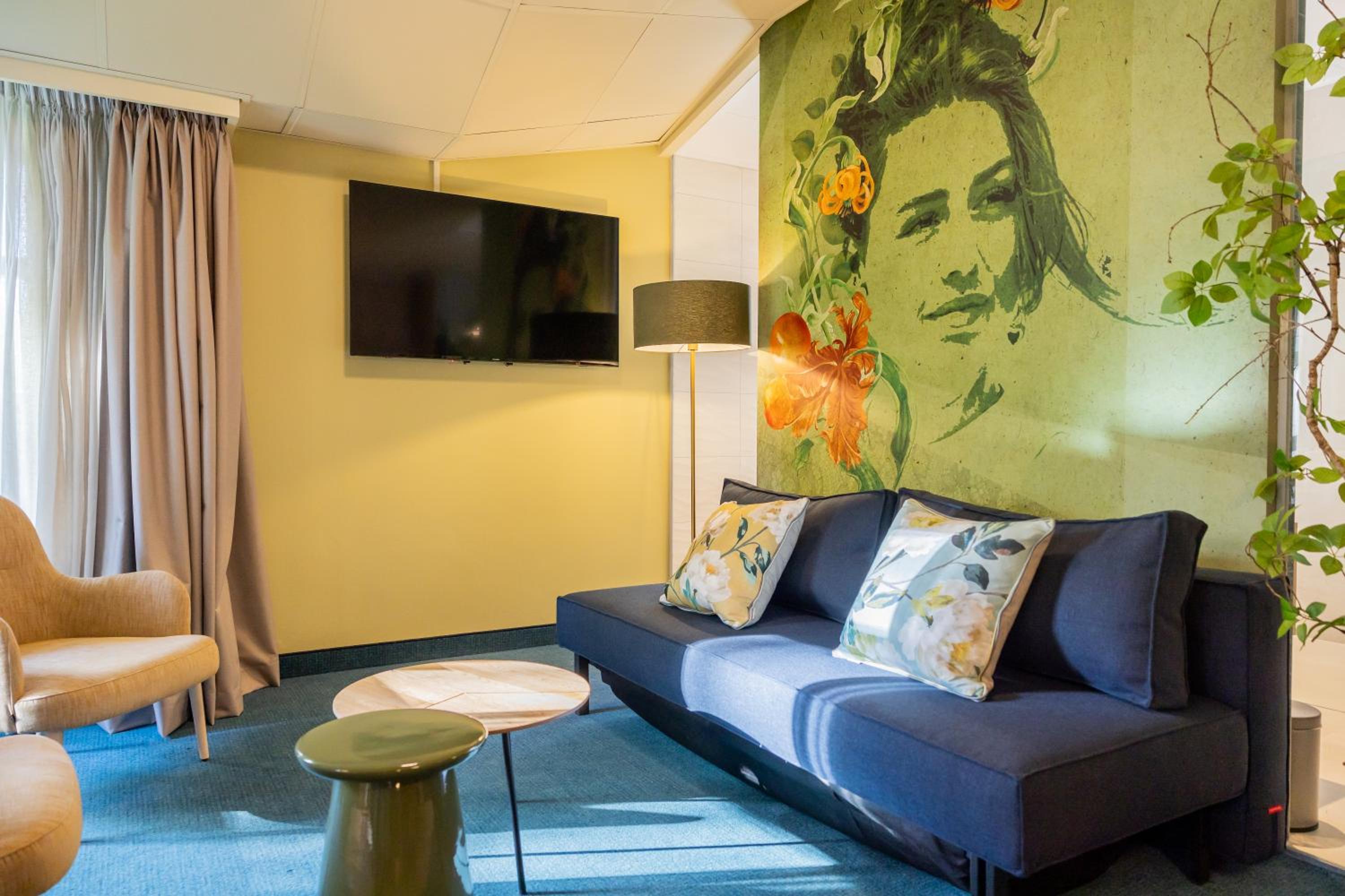 Executive Suite - Photo 13