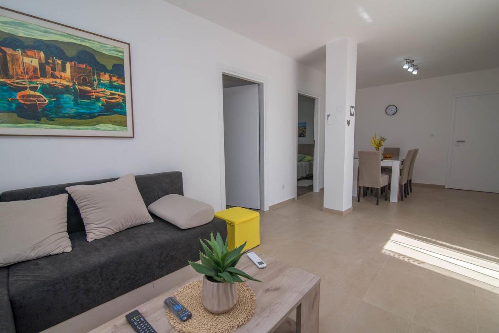 Two-Bedroom Apartment with Balcony and Sea View photo 2