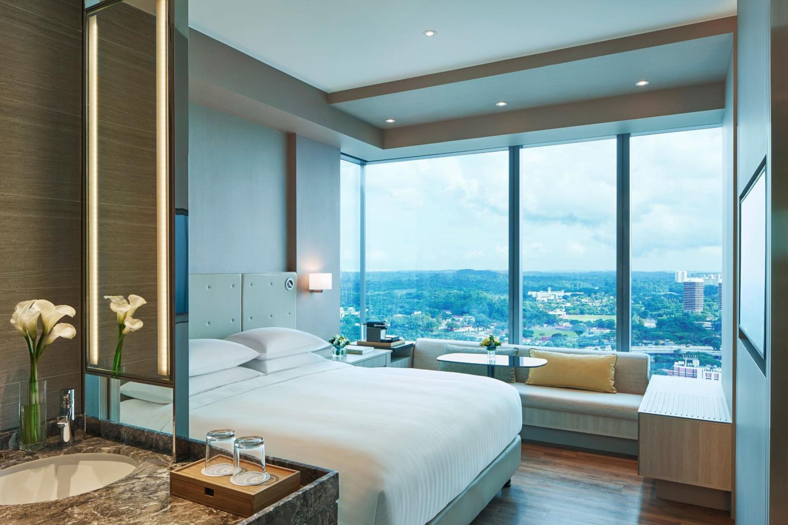 Premier Corner Guest Room, 1 King, Skyline View, High Floor thumbnail 5
