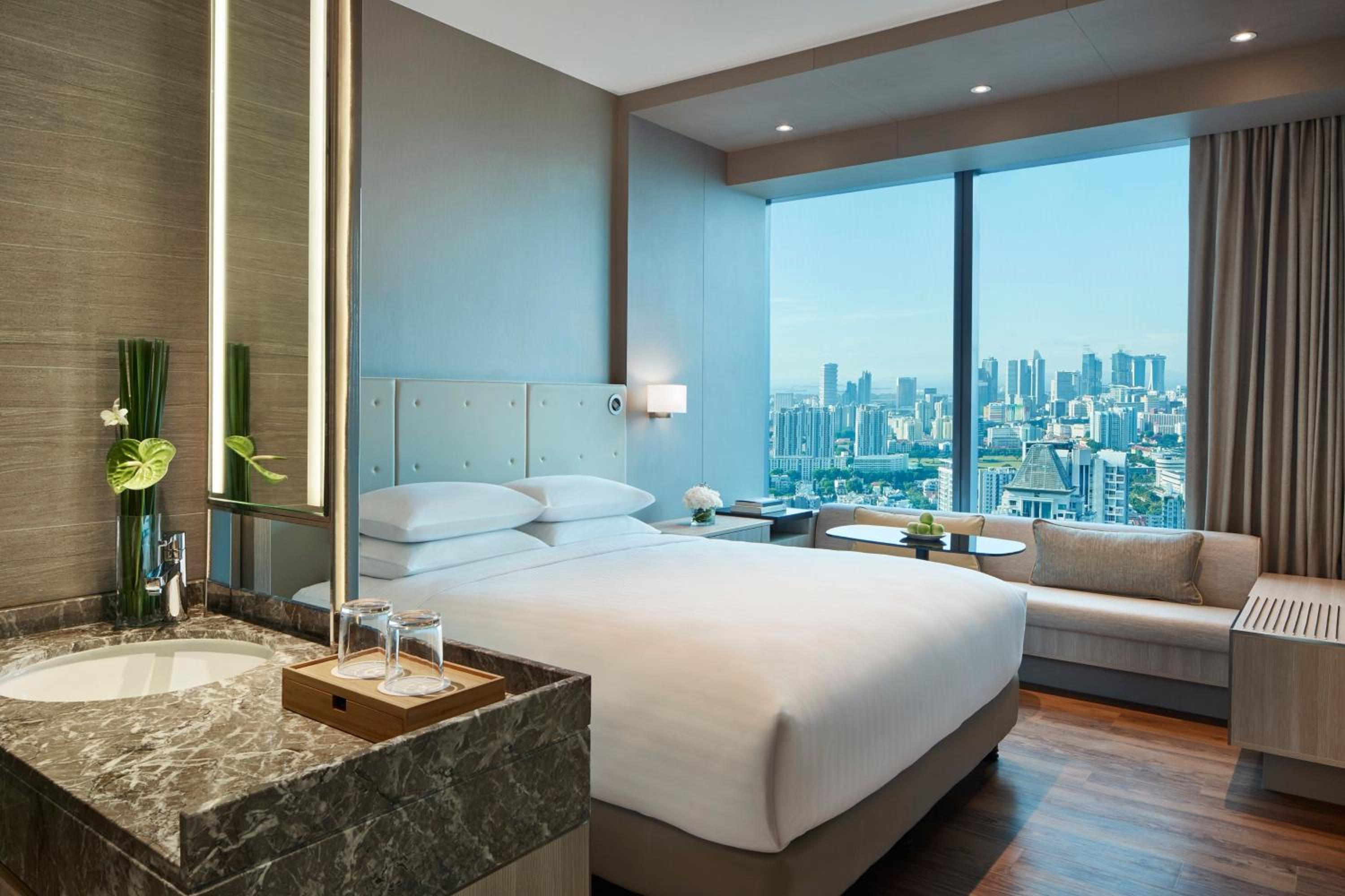 Premier Guest Room, 1 King, Skyline View, High Floor thumbnail 5