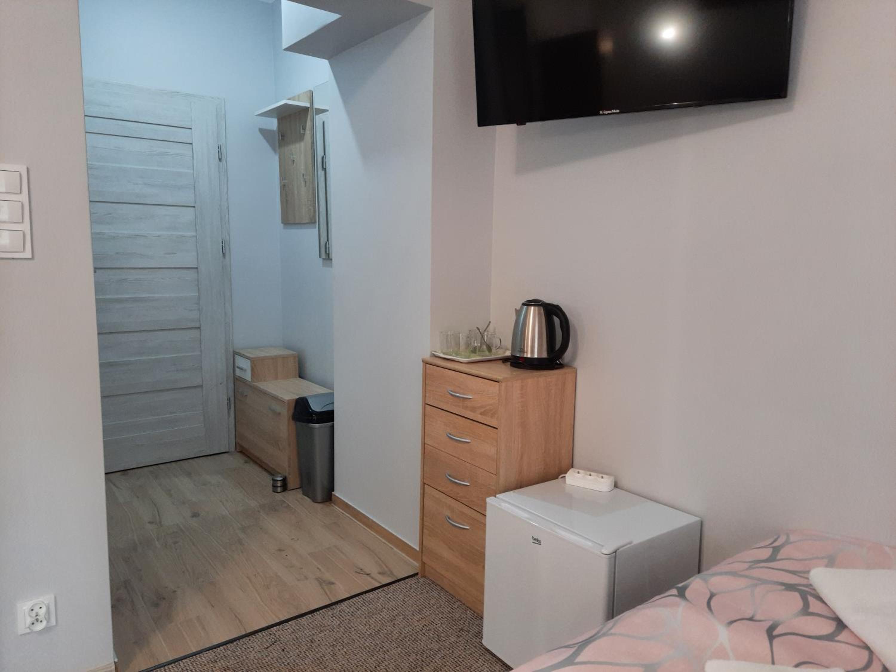 Quadruple Room with Balcony - Photo 16