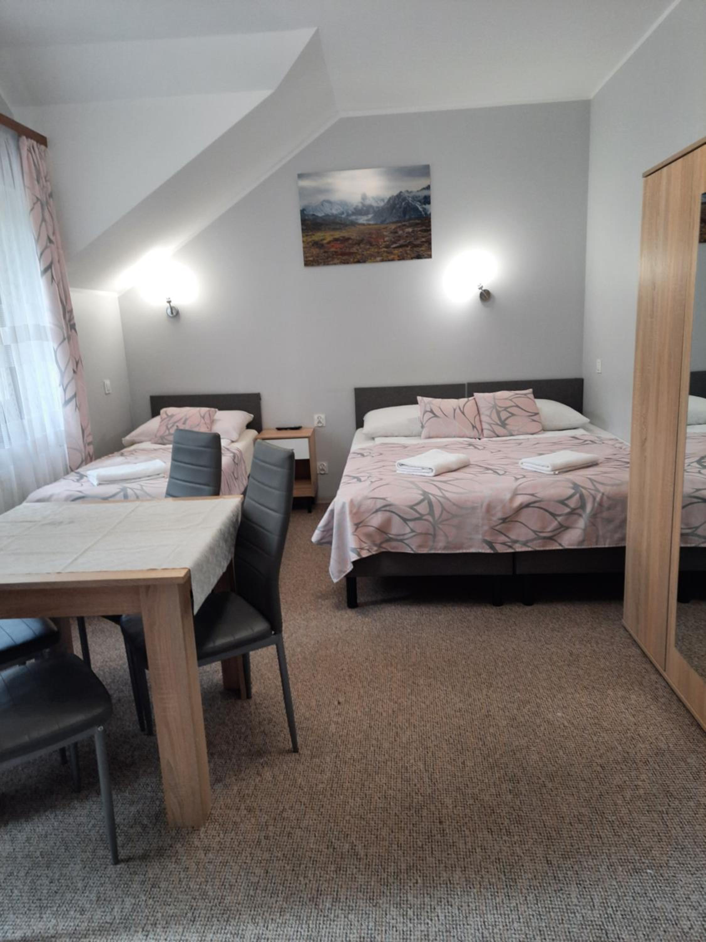 Quadruple Room with Balcony - Photo 9