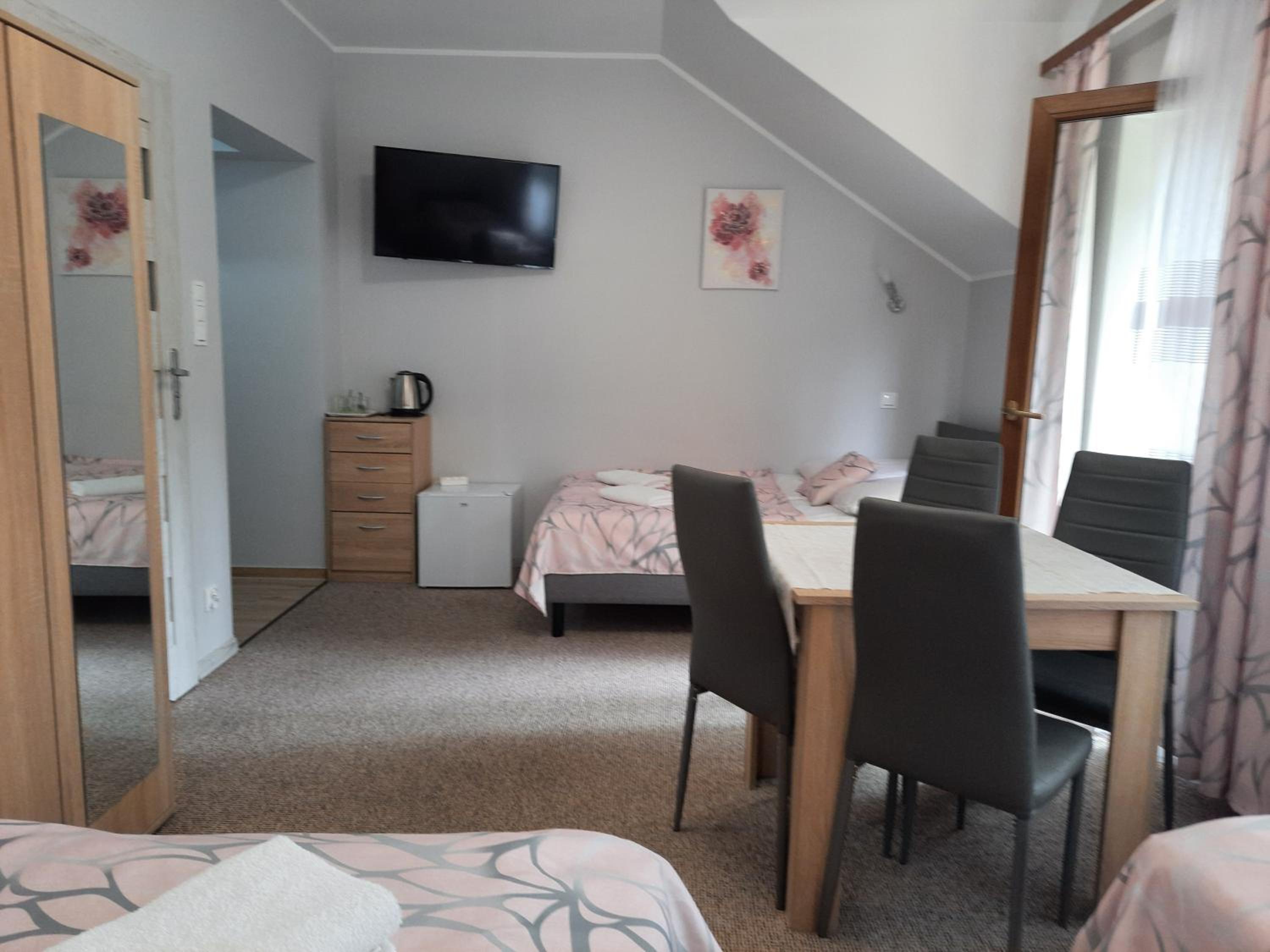 Quadruple Room with Balcony - Photo 11
