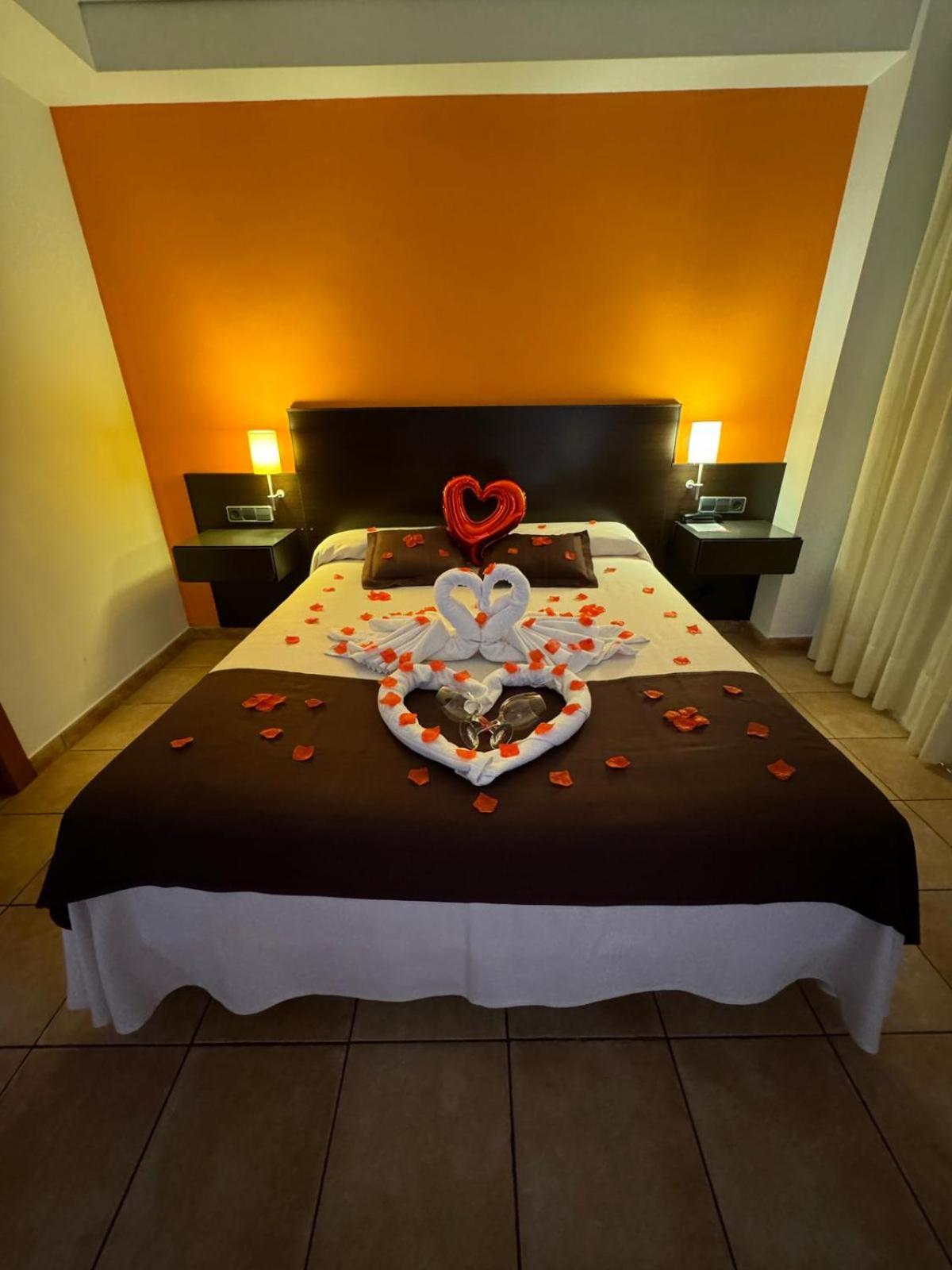 Paquete Romántico (Pétalos y Chocolates) - Habitación Doble Estándar o con Dos Camas individuales