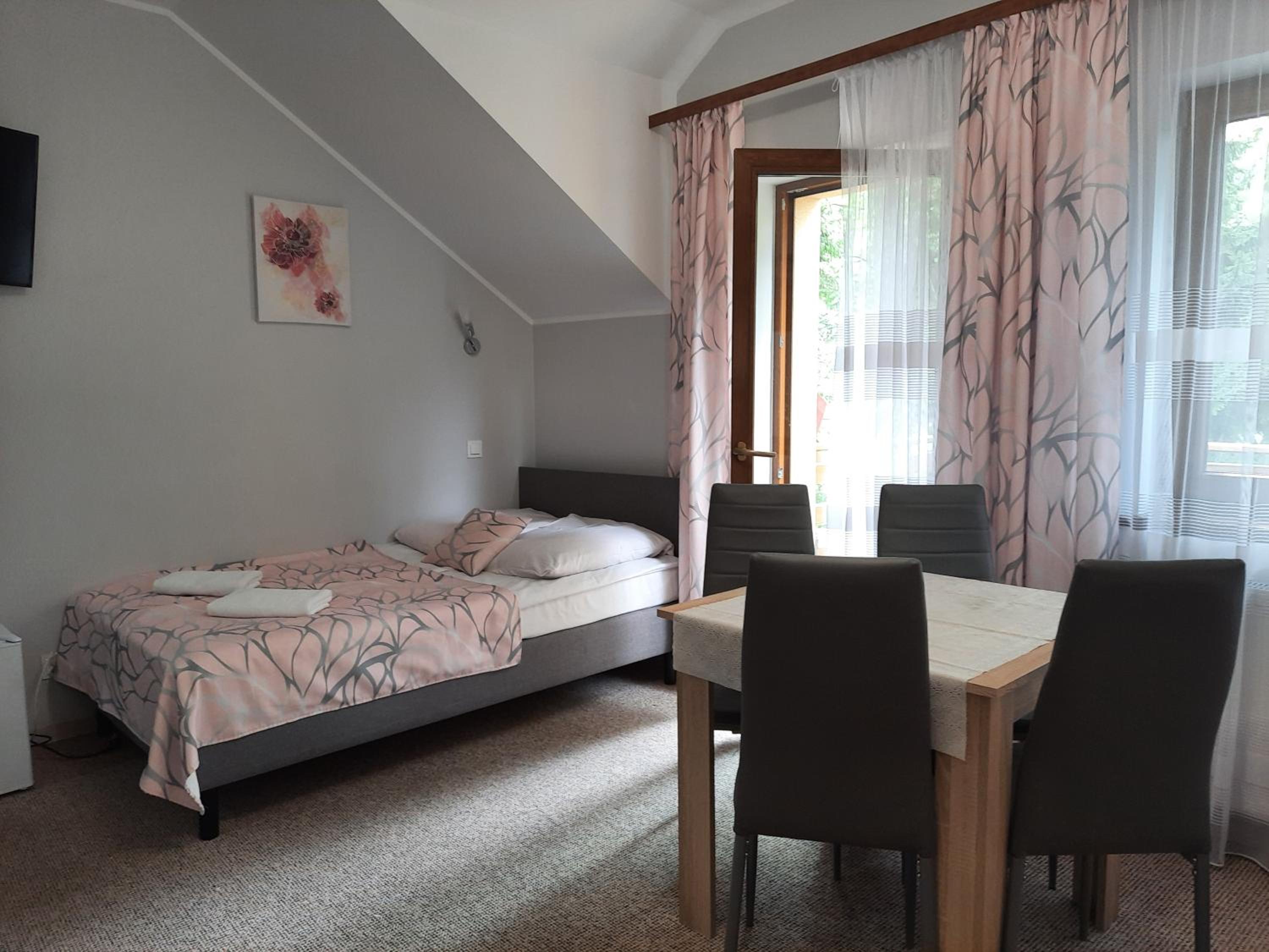 Quadruple Room with Balcony - Photo 12