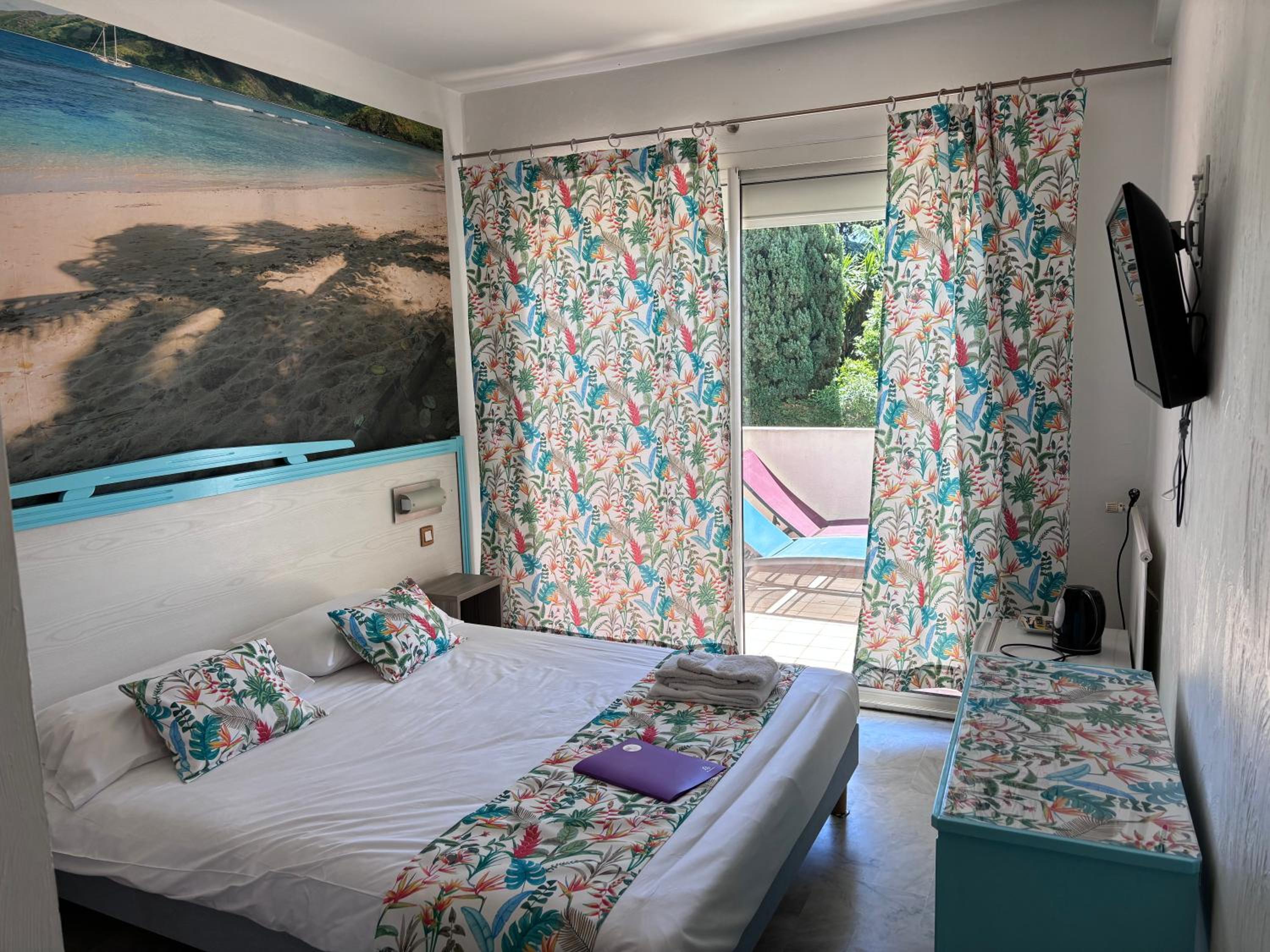 Superior Double or Twin Room with Balcony and Pool View - Photo 5