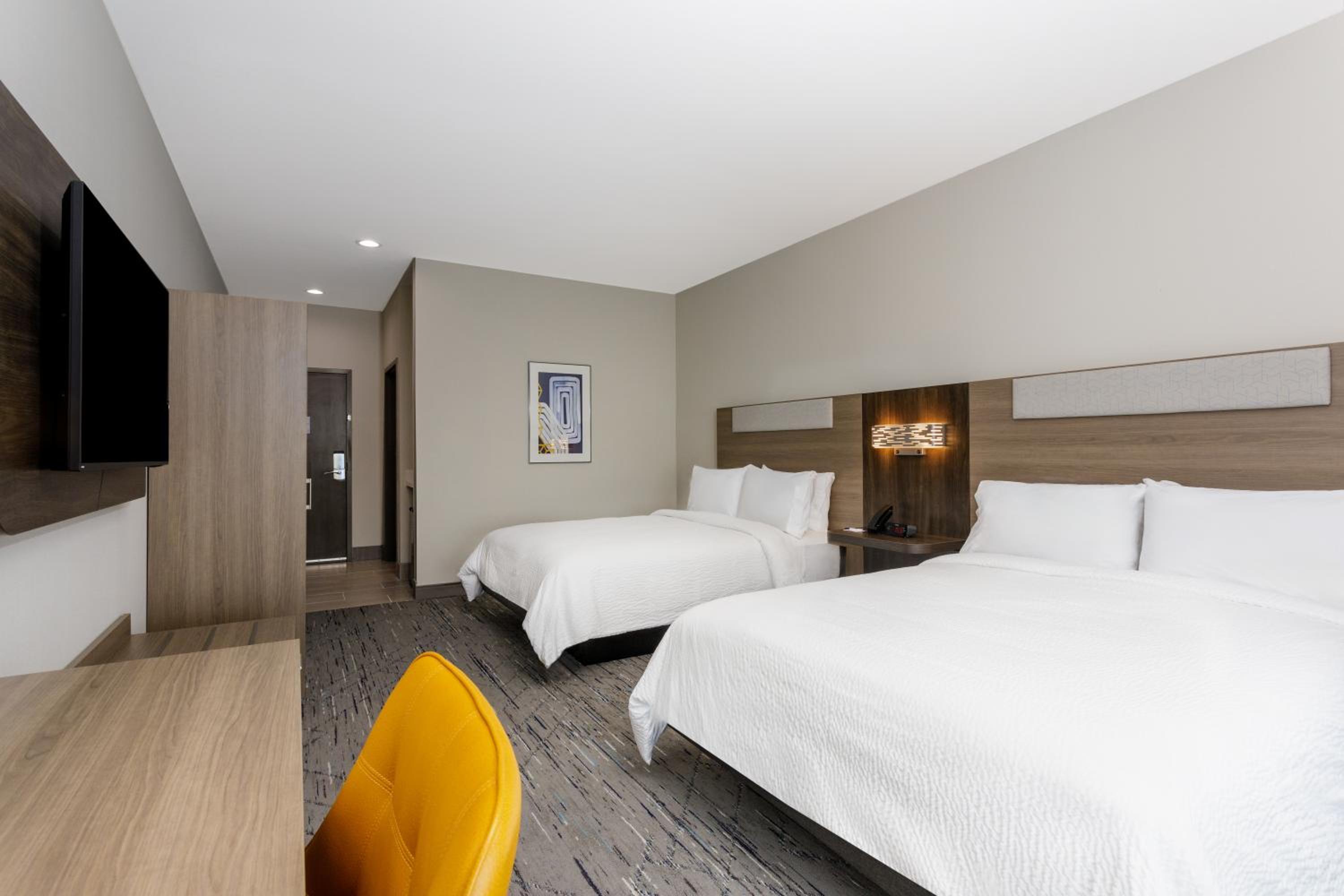 Queen Suite with Two Queen Beds photo 2