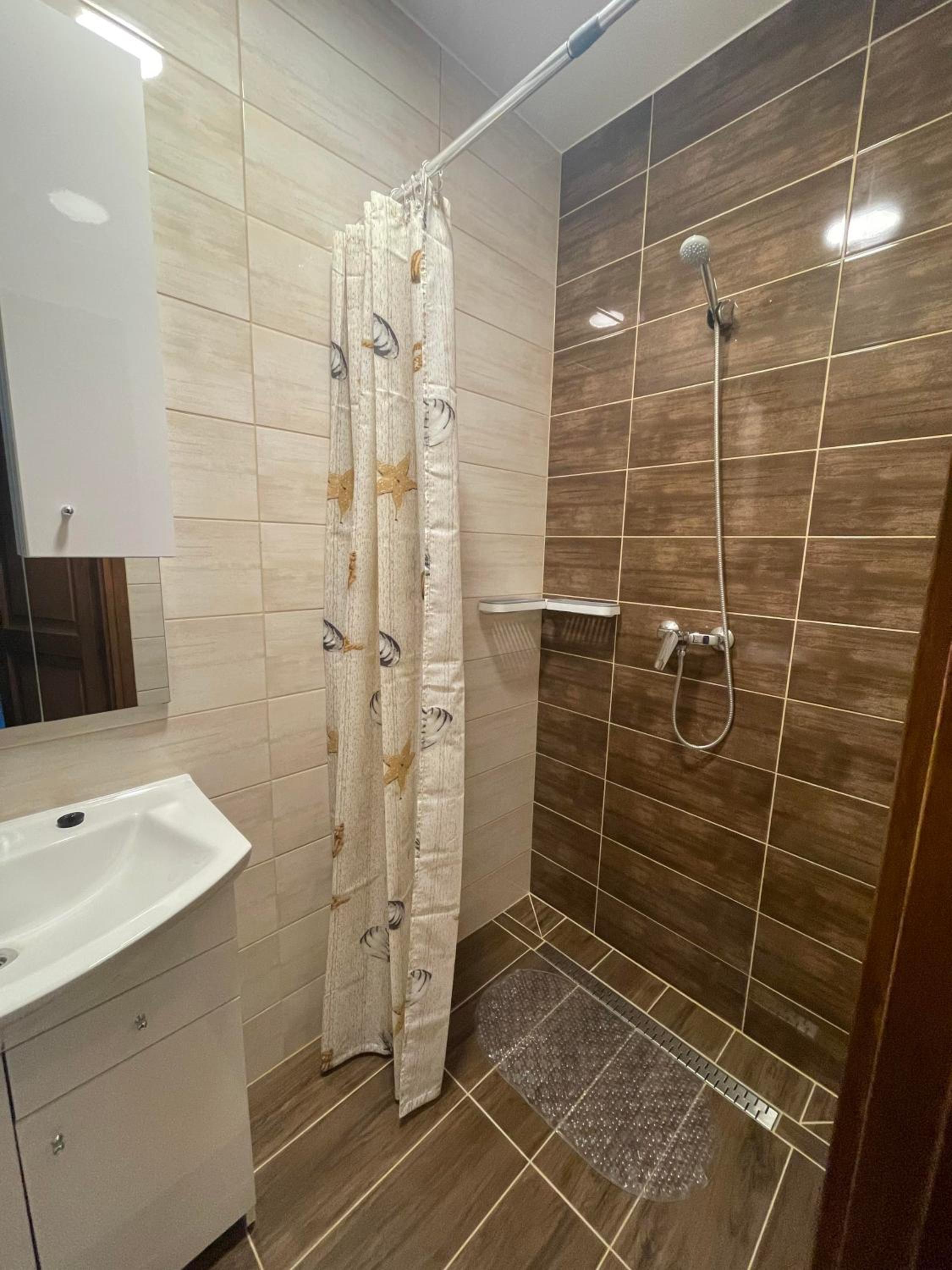 Twin Room with Private Bathroom photo 3