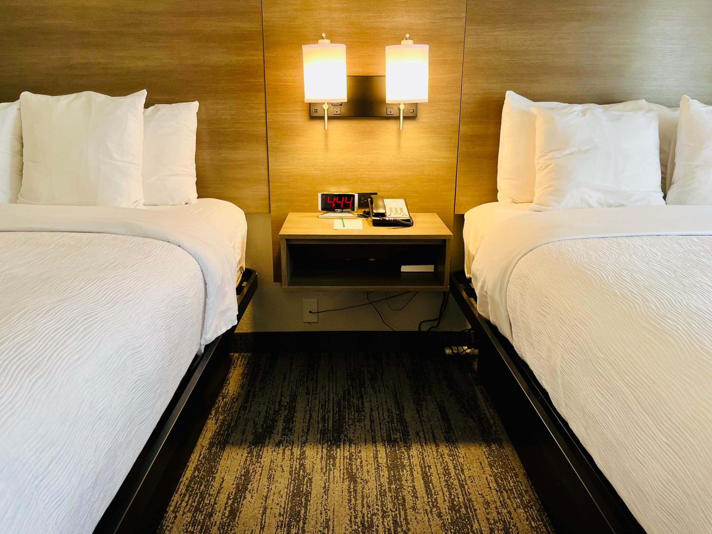 Queen Suite with Two Queen Beds - Non-Smoking photo 2