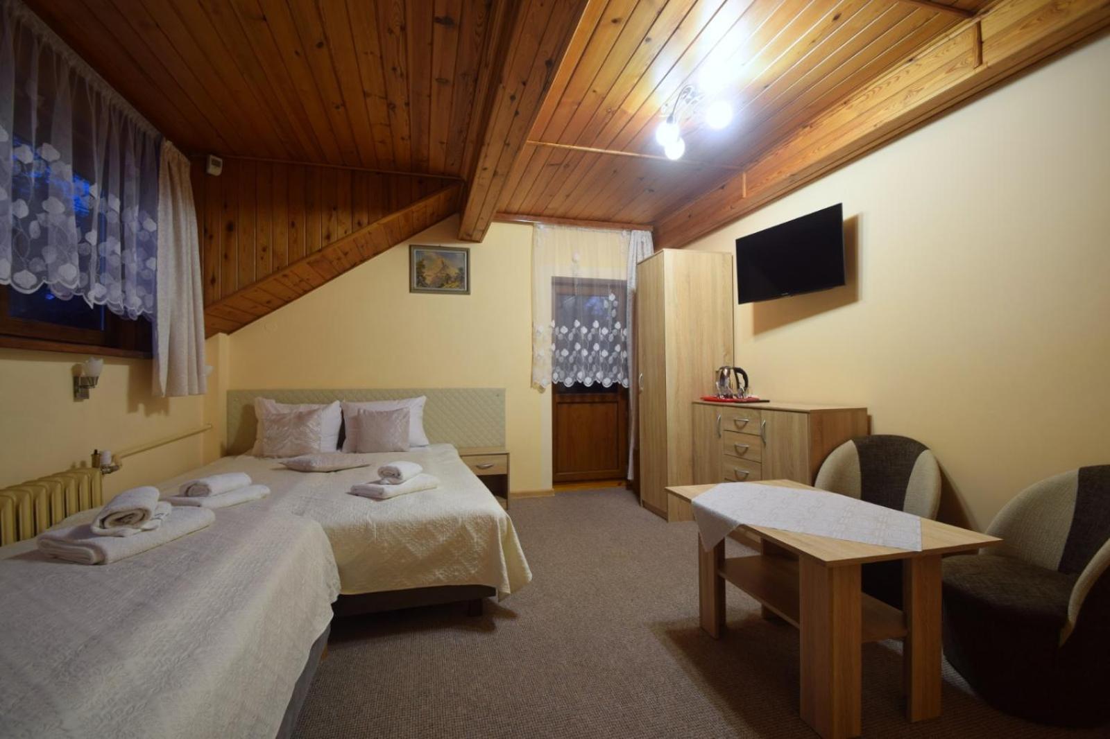 Triple Room with Balcony - Photo 7