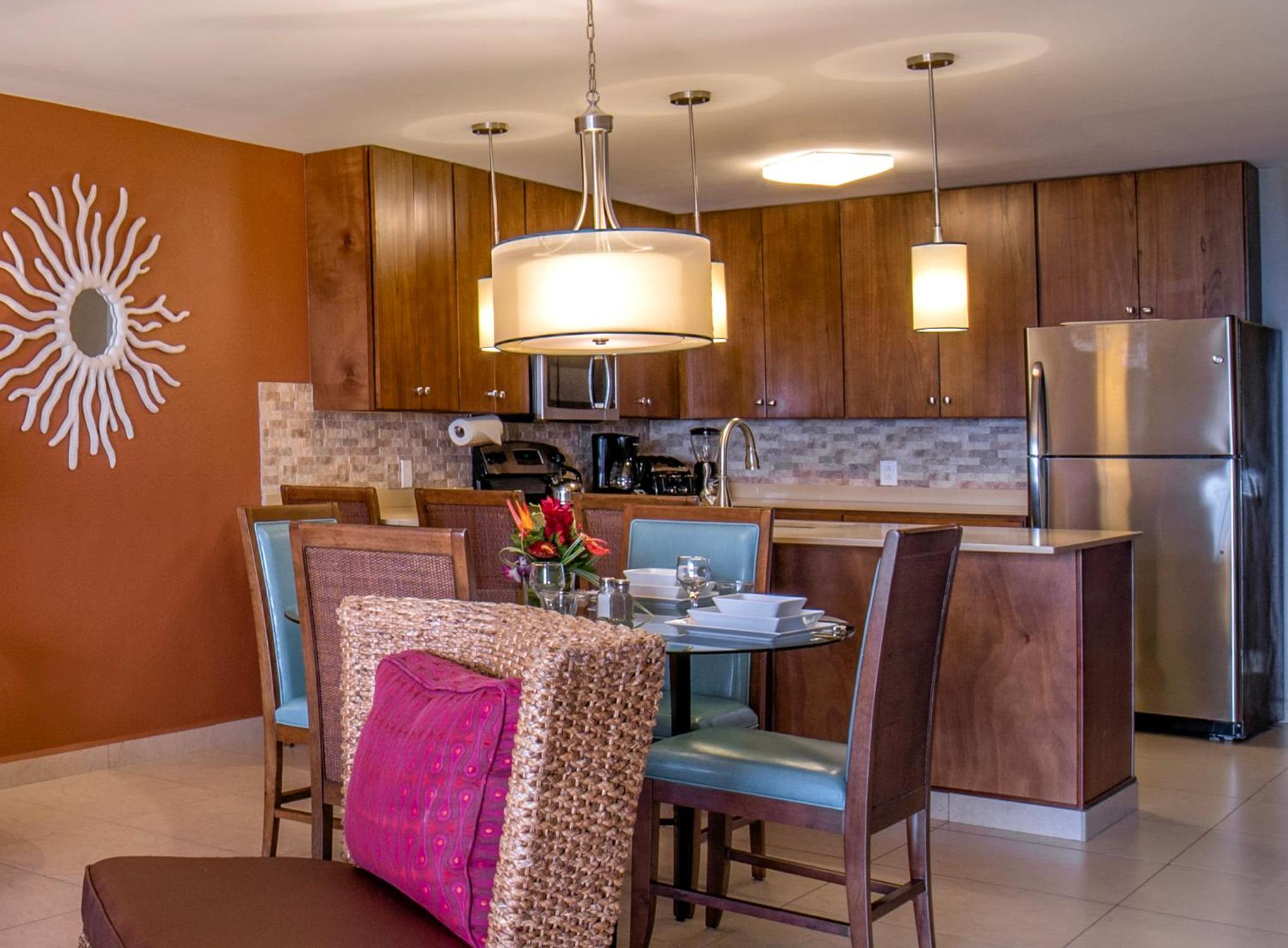 Deluxe One-Bedroom Suite - Ocean Front with Fully Equipped Kitchen